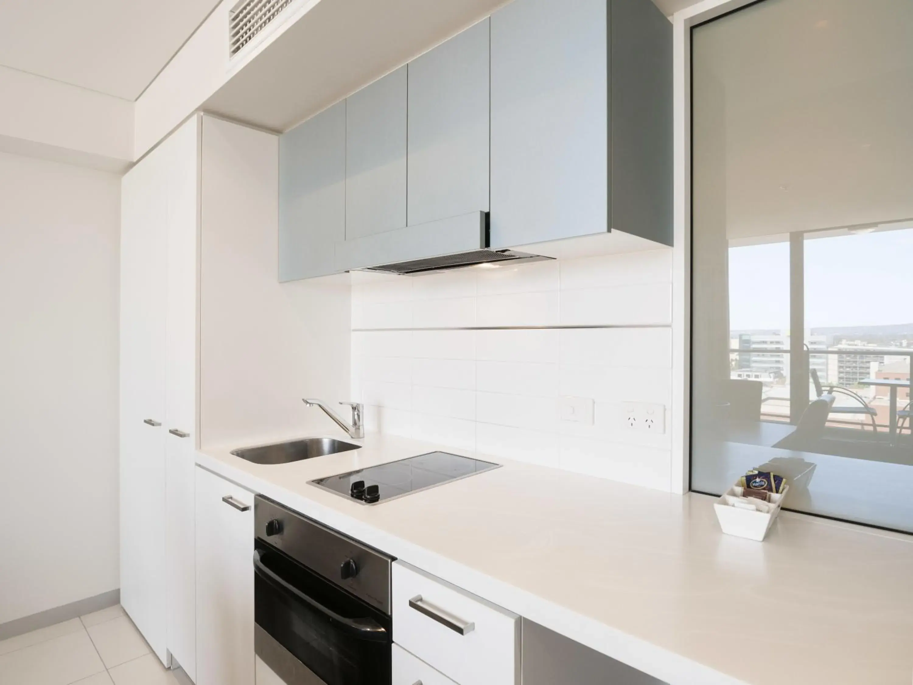 Deluxe Two-Bedroom Apartment in Oaks Adelaide Horizons Suites