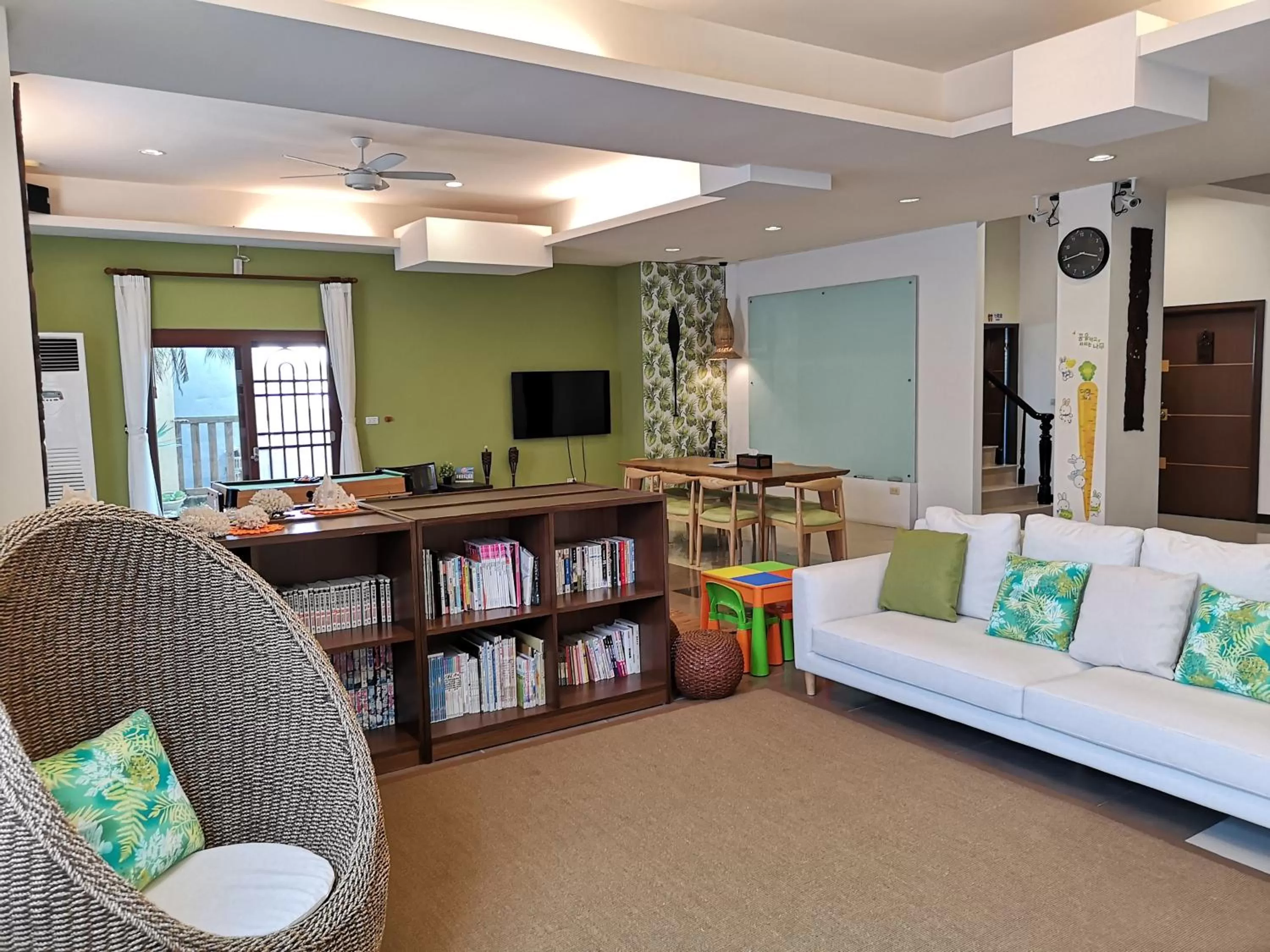 Communal lounge/ TV room in Beachcastle & Sea View Villa