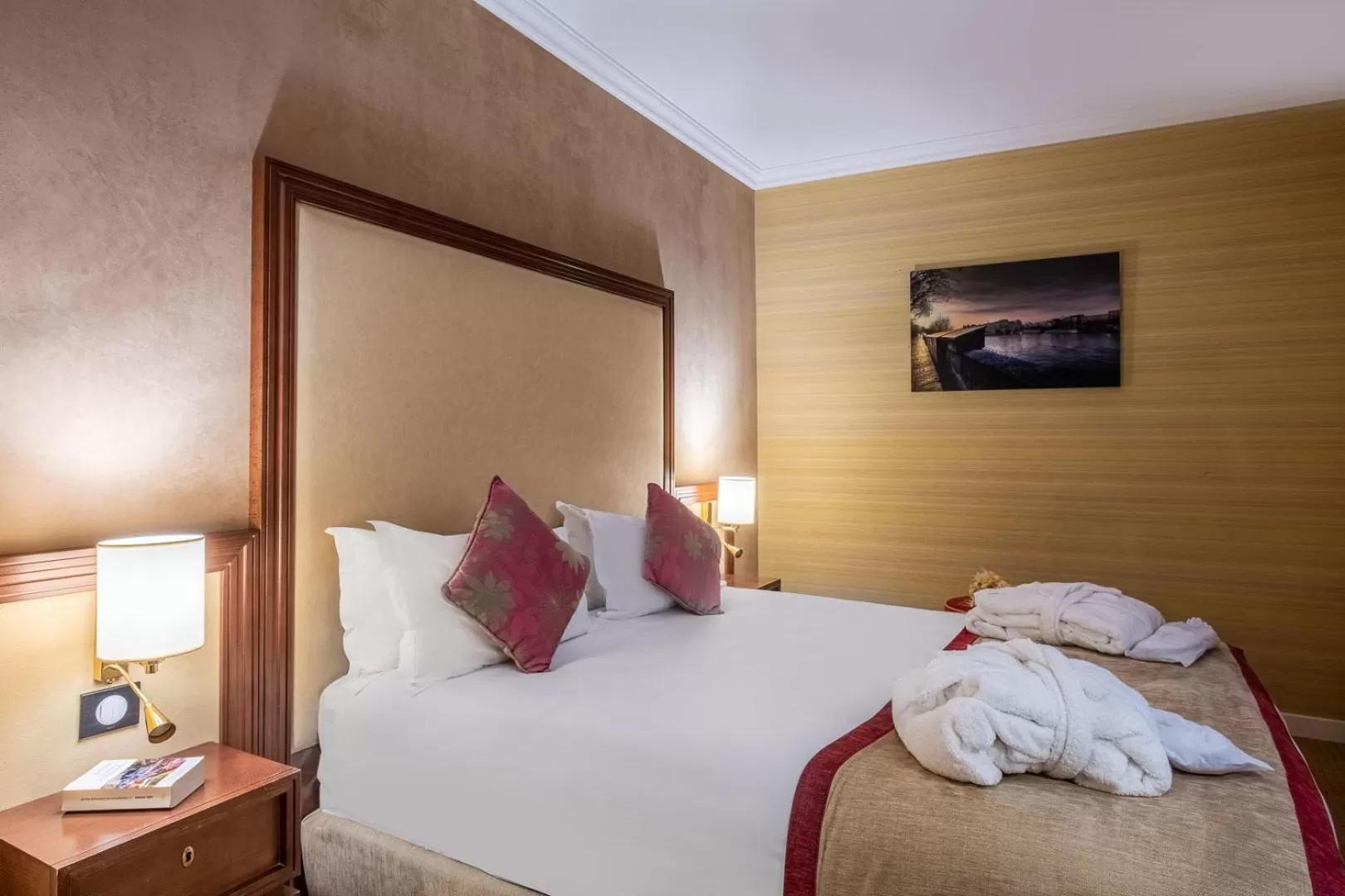 Bed in Hôtel 85 Saint Honore