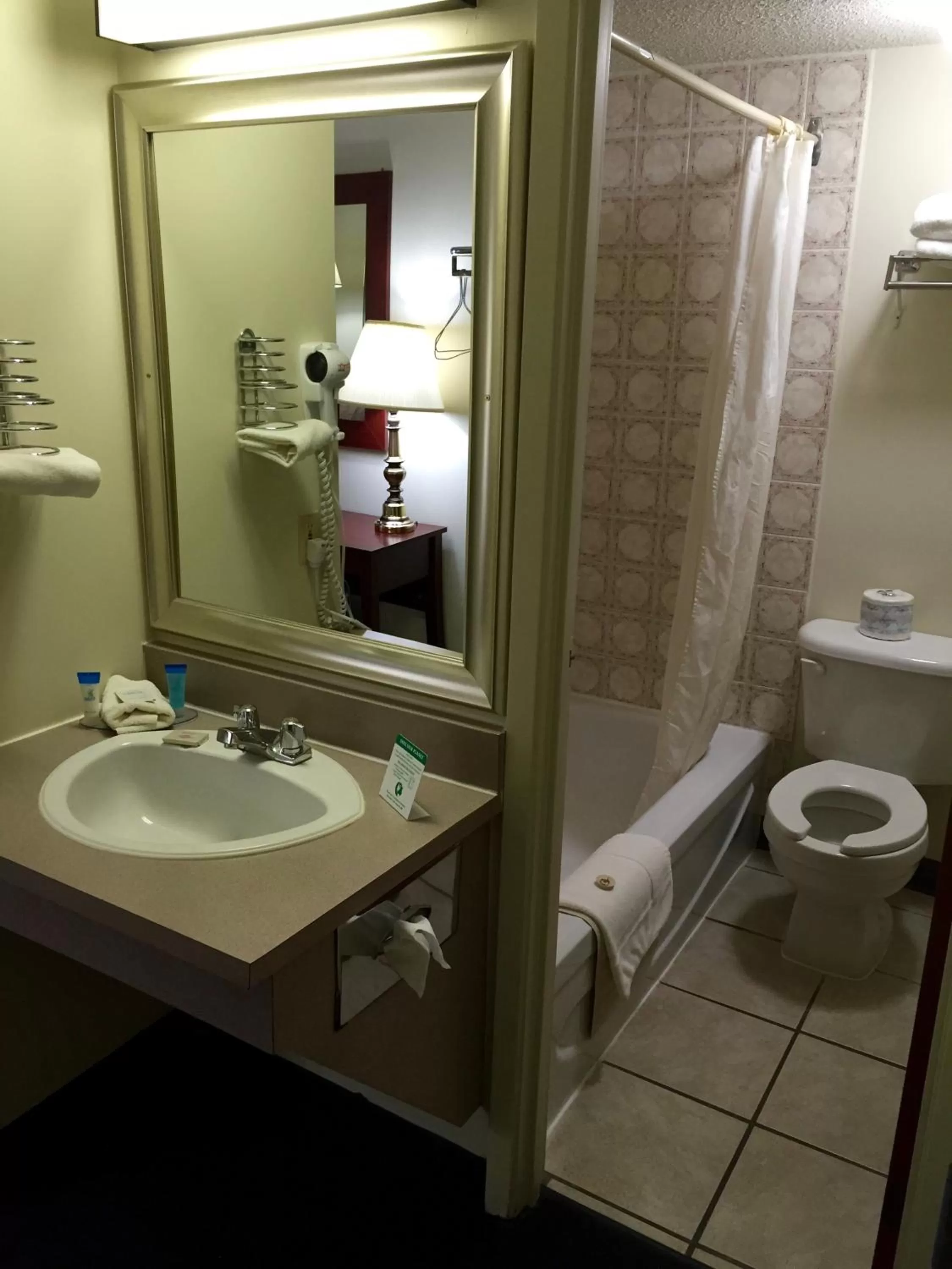 Bathroom in Colonial Inn