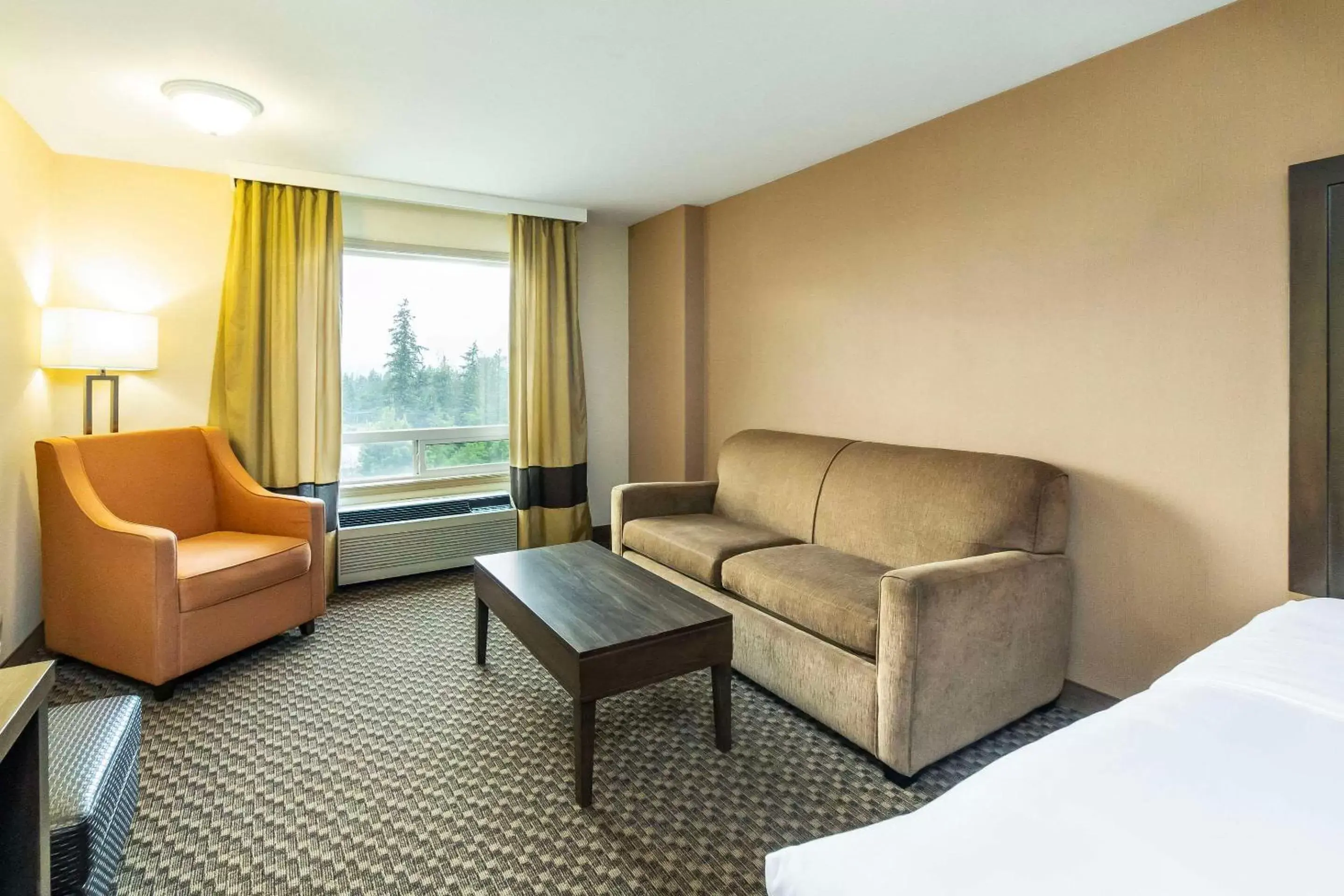 Bedroom, Seating Area in Comfort Inn & Suites Salmon Arm