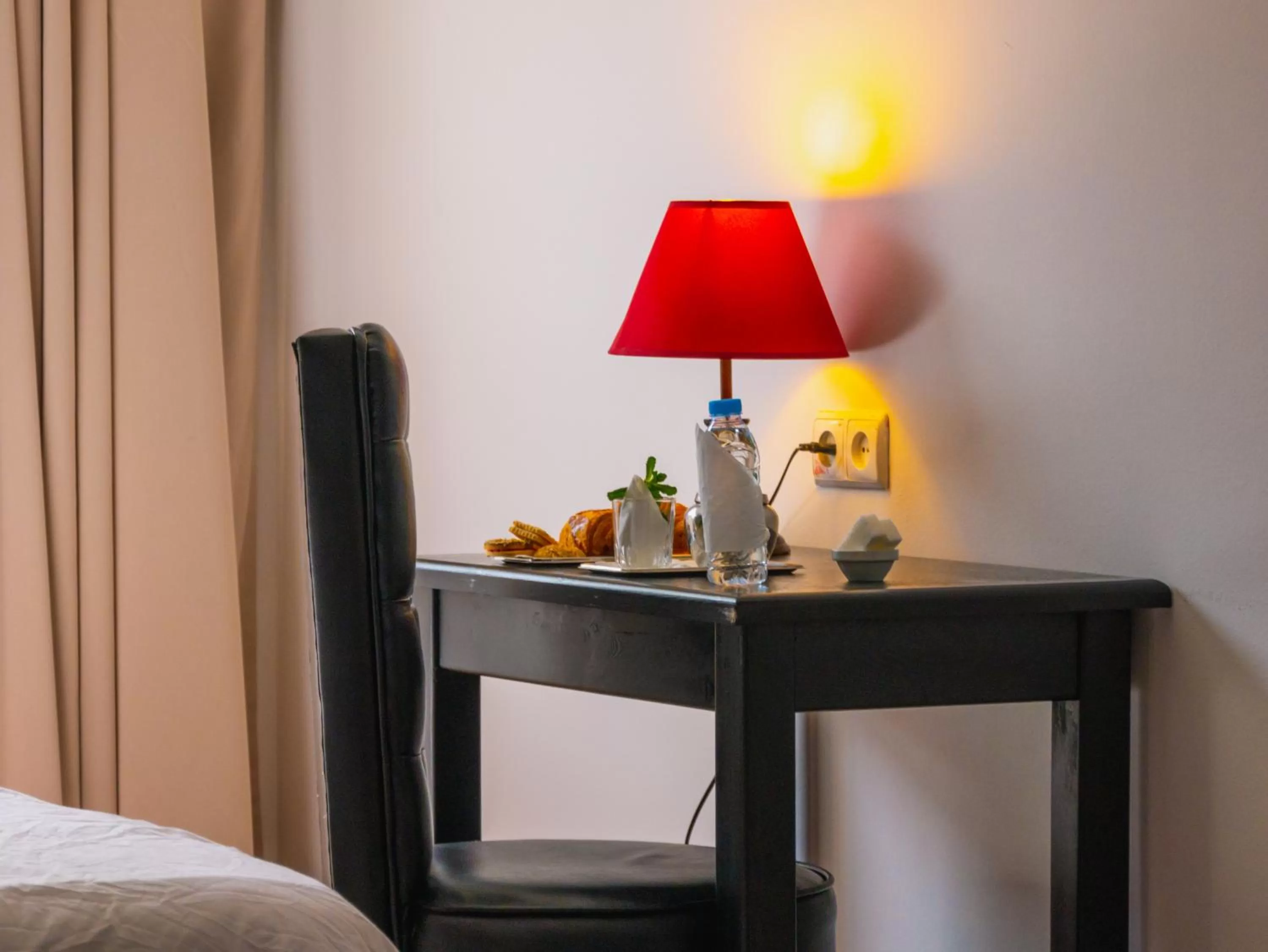 Bed in Hotel L'Aéroport