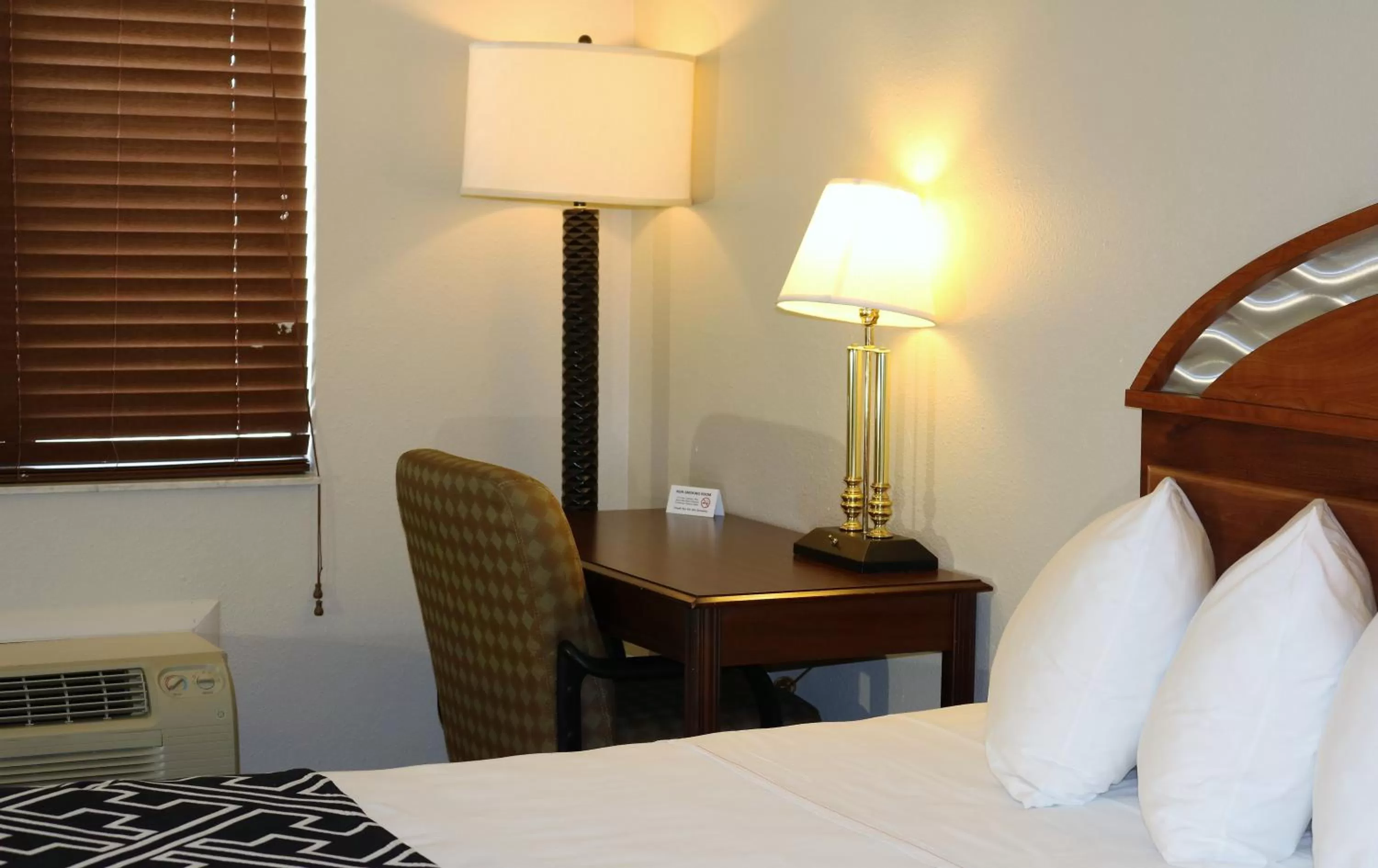 Seating area, Bed in Monte Carlo Inn- Near Disney