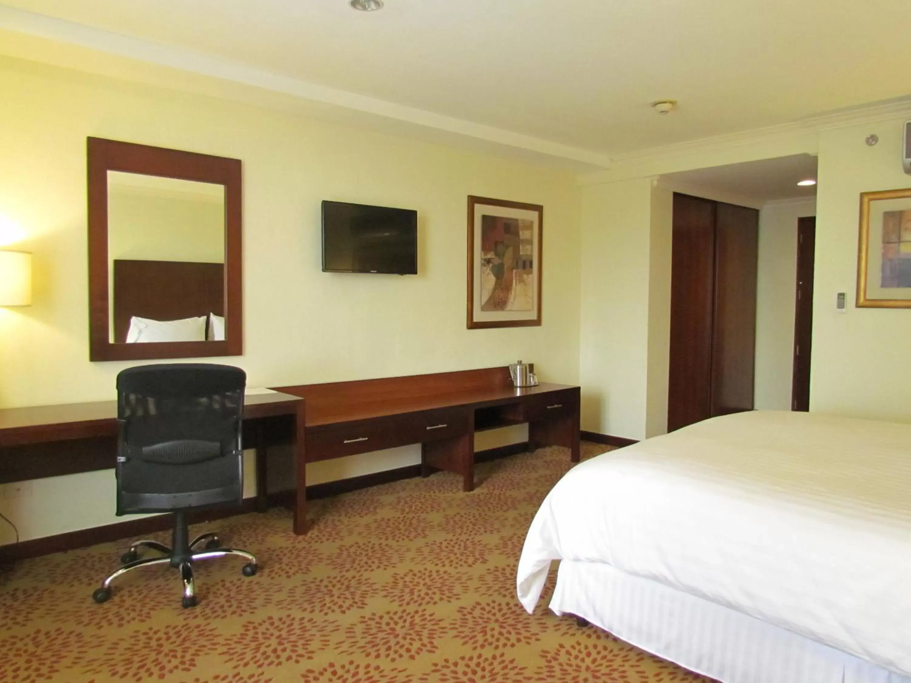 Bedroom, TV/Entertainment Center in Hotel Biltmore