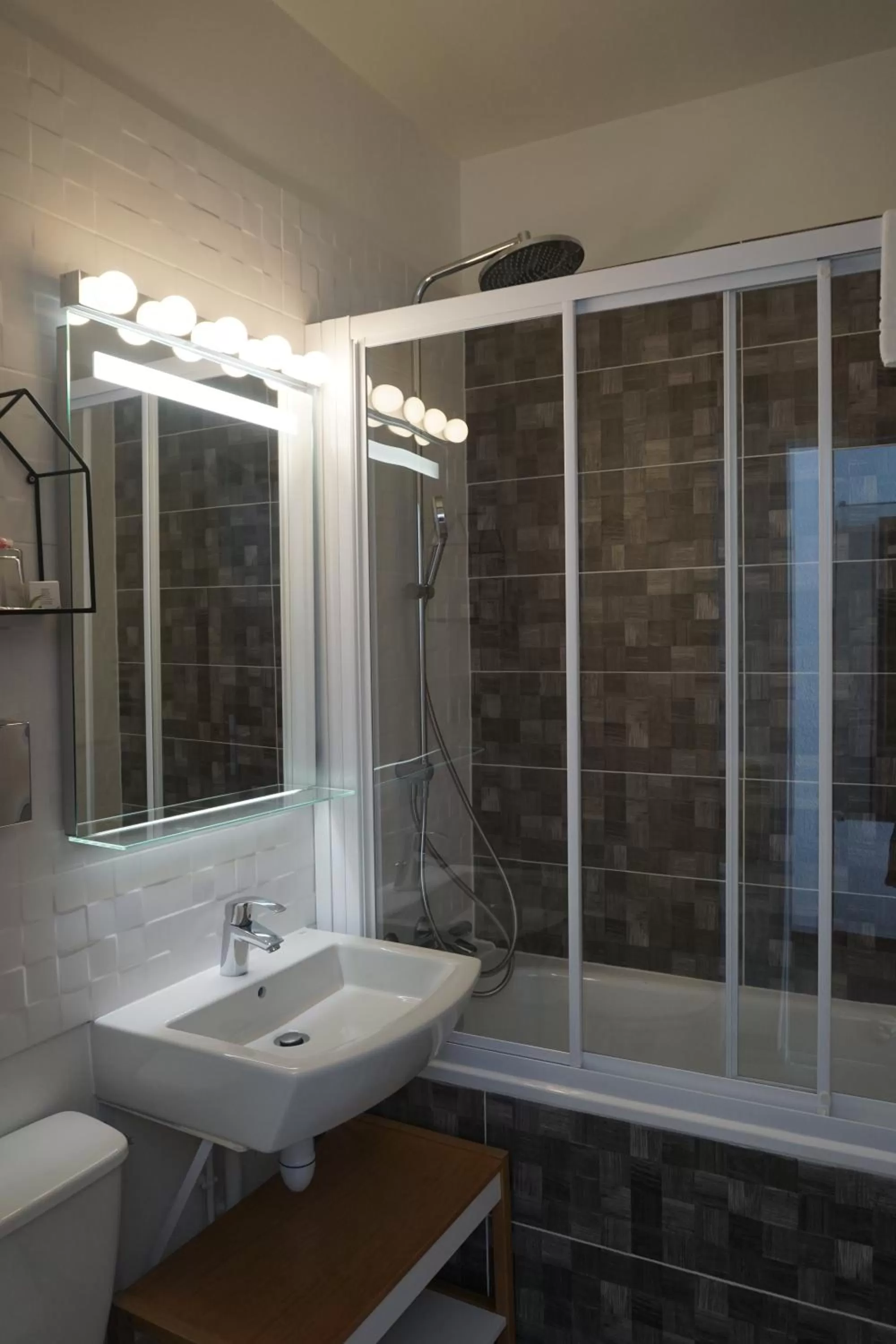 Shower in Ambassadeur Hotel - Cherbourg Port de Plaisance