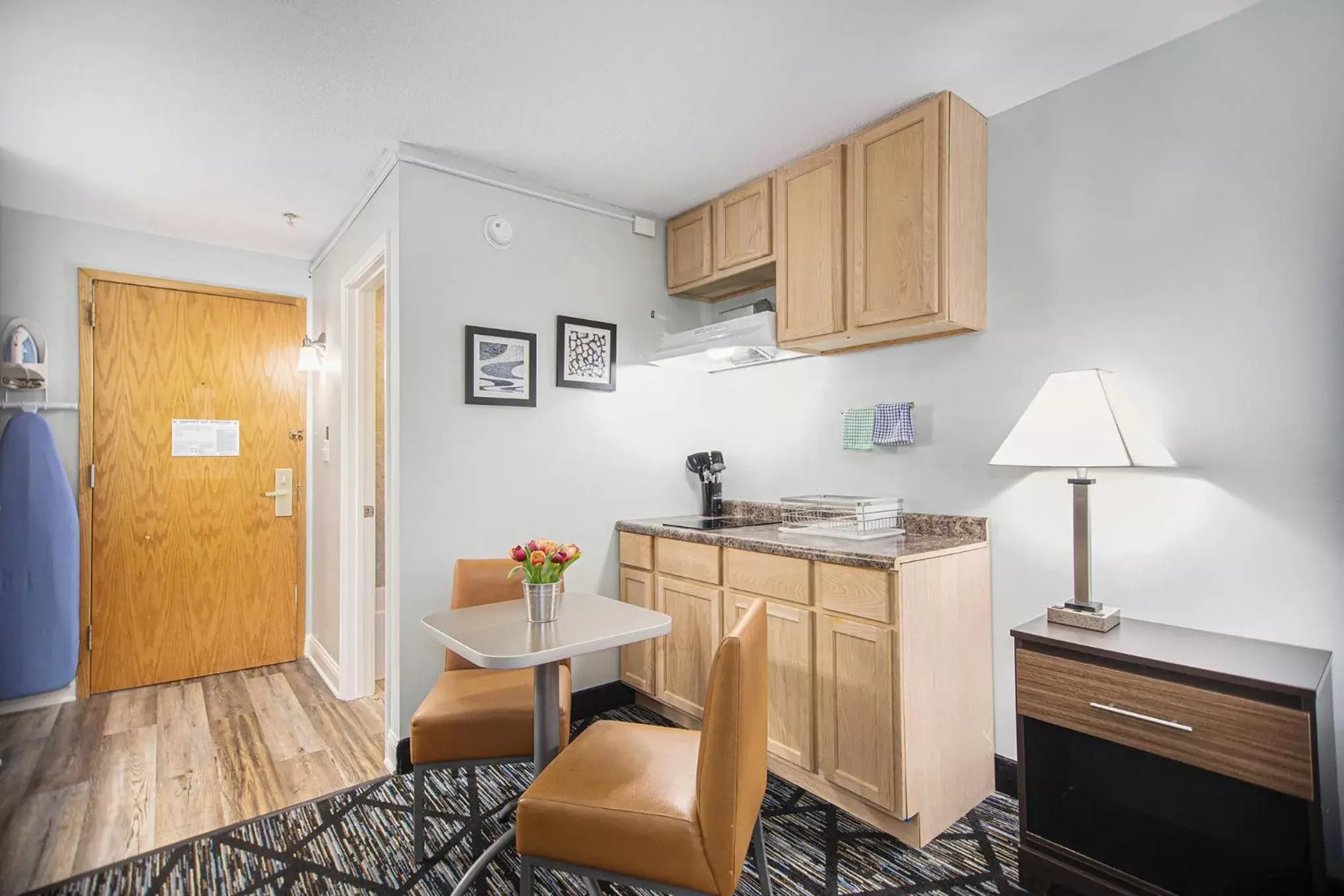 Kitchen or kitchenette, Kitchen/Kitchenette in Baymont by Wyndham Grand Haven