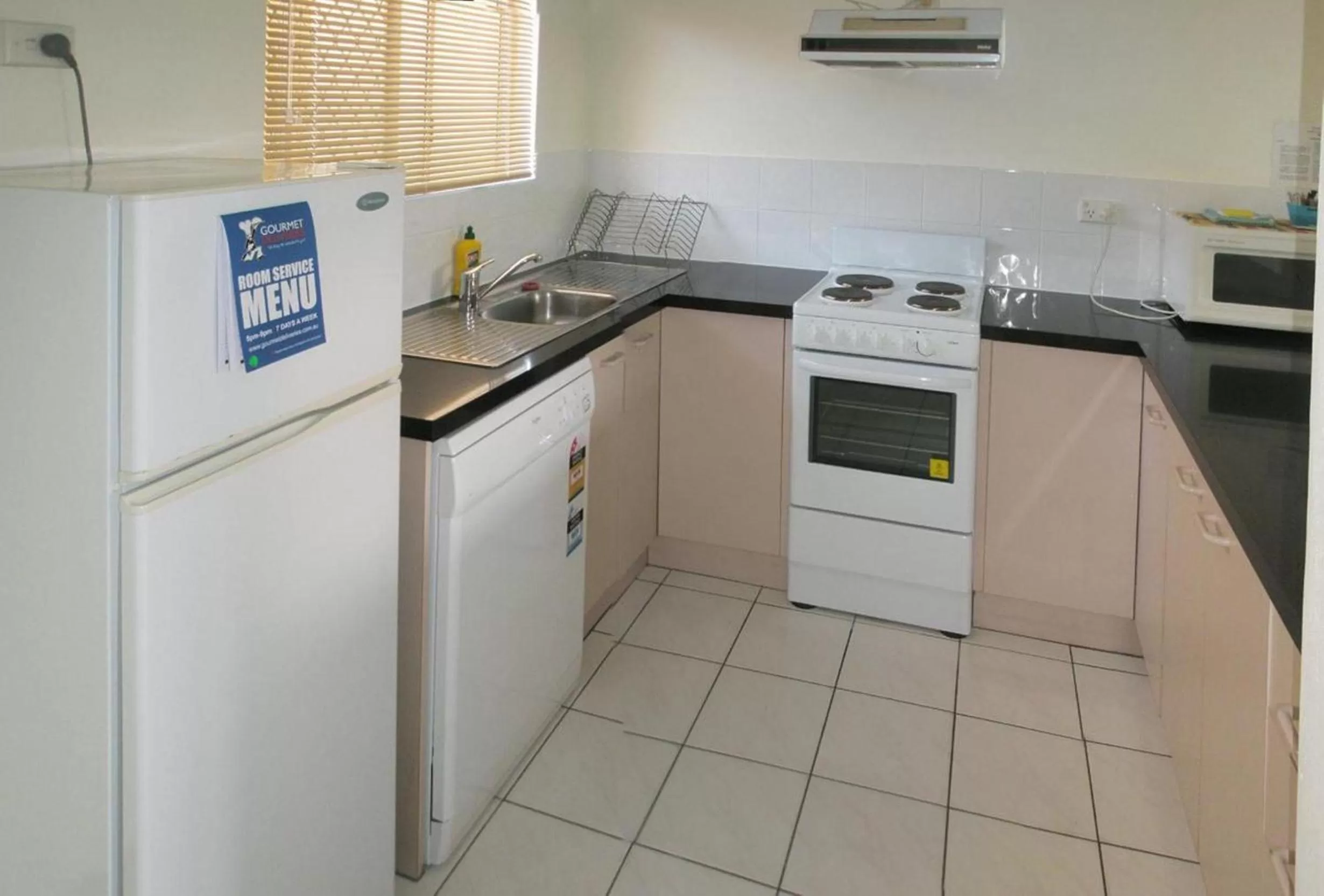 Kitchen or kitchenette in Tradewinds McLeod Holiday Apartments