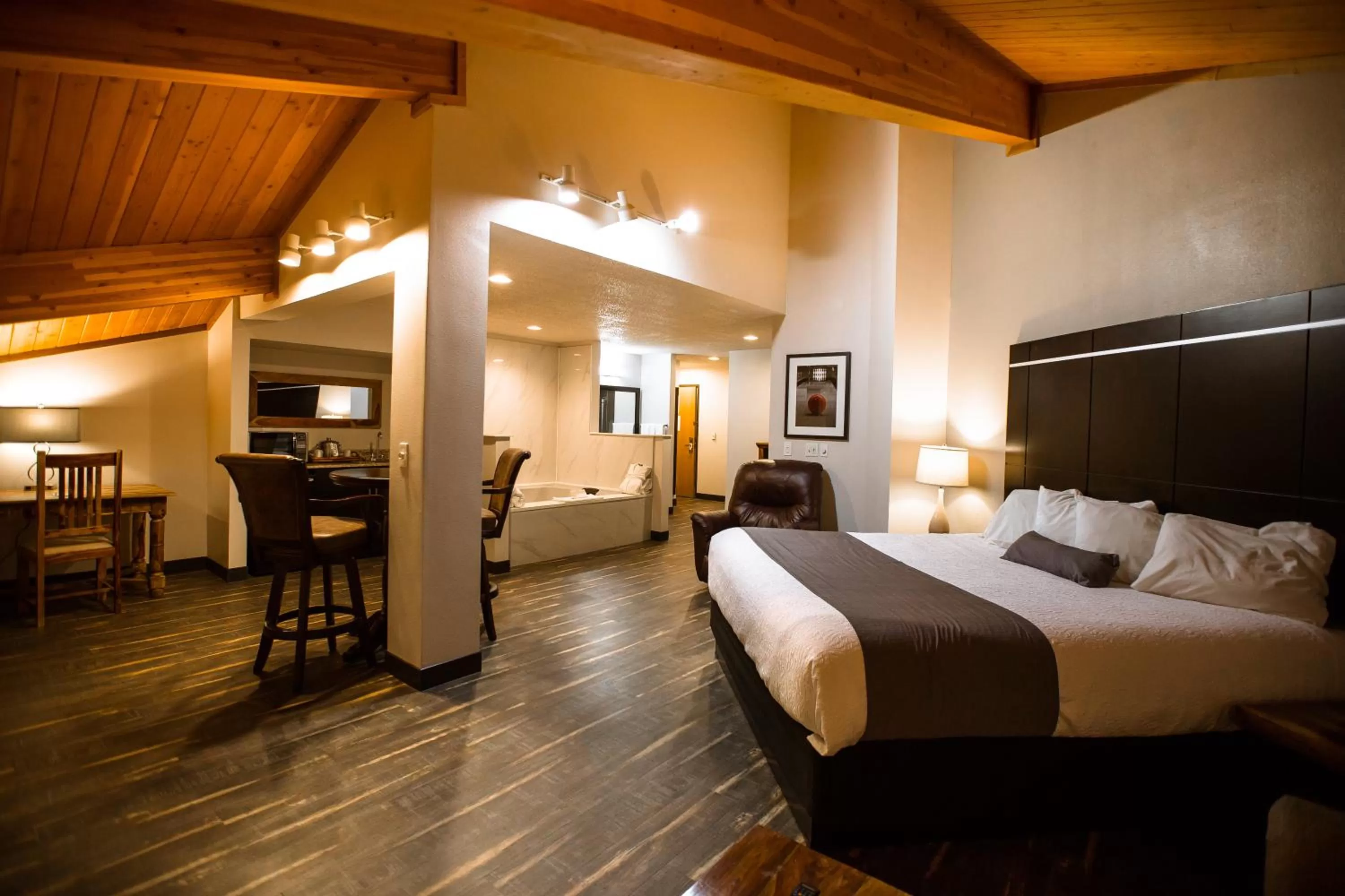 Photo of the whole room, Bed in Ten Pin Inn & Suites