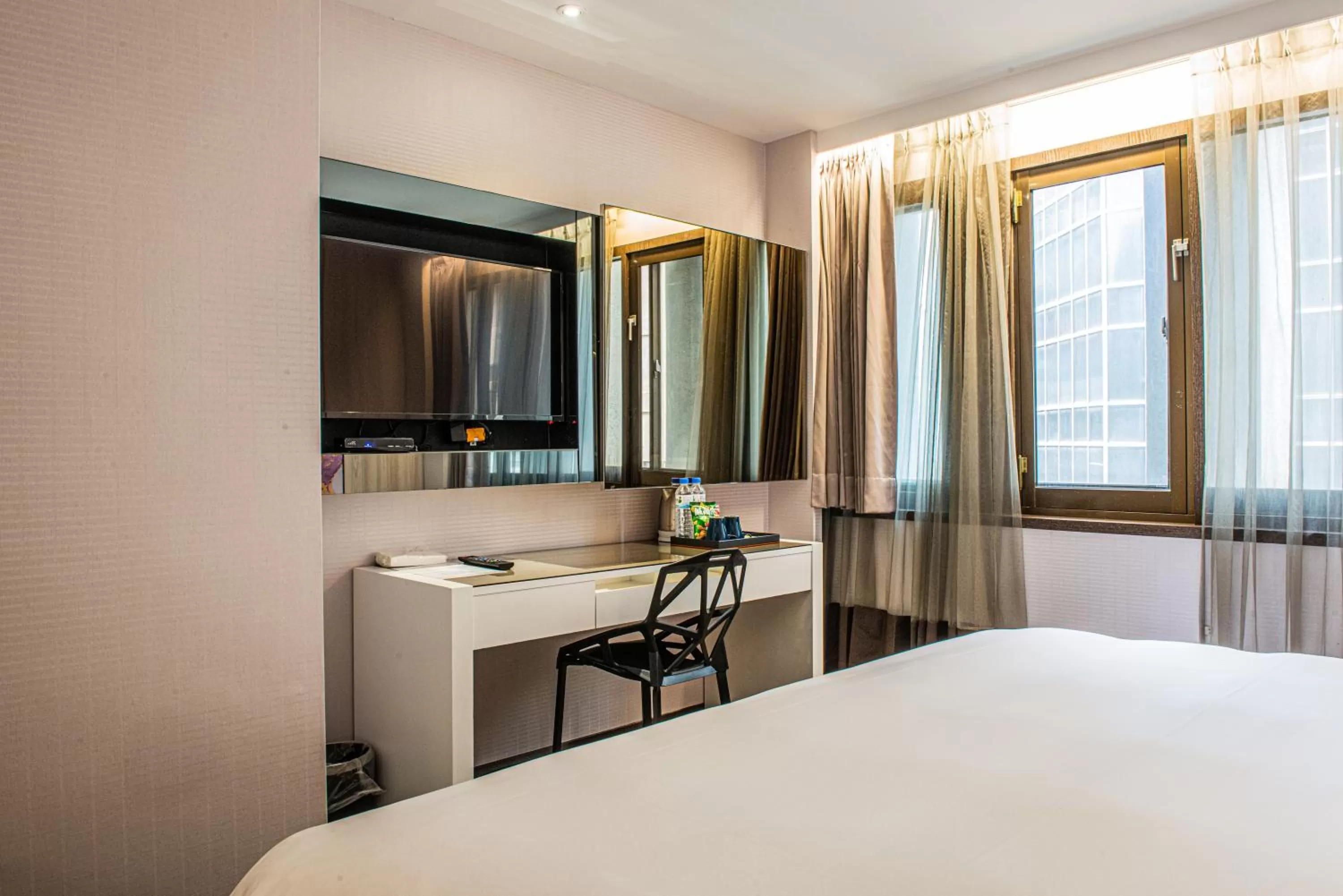 Bedroom, Bed in Artinn藝築文旅-台北站前館