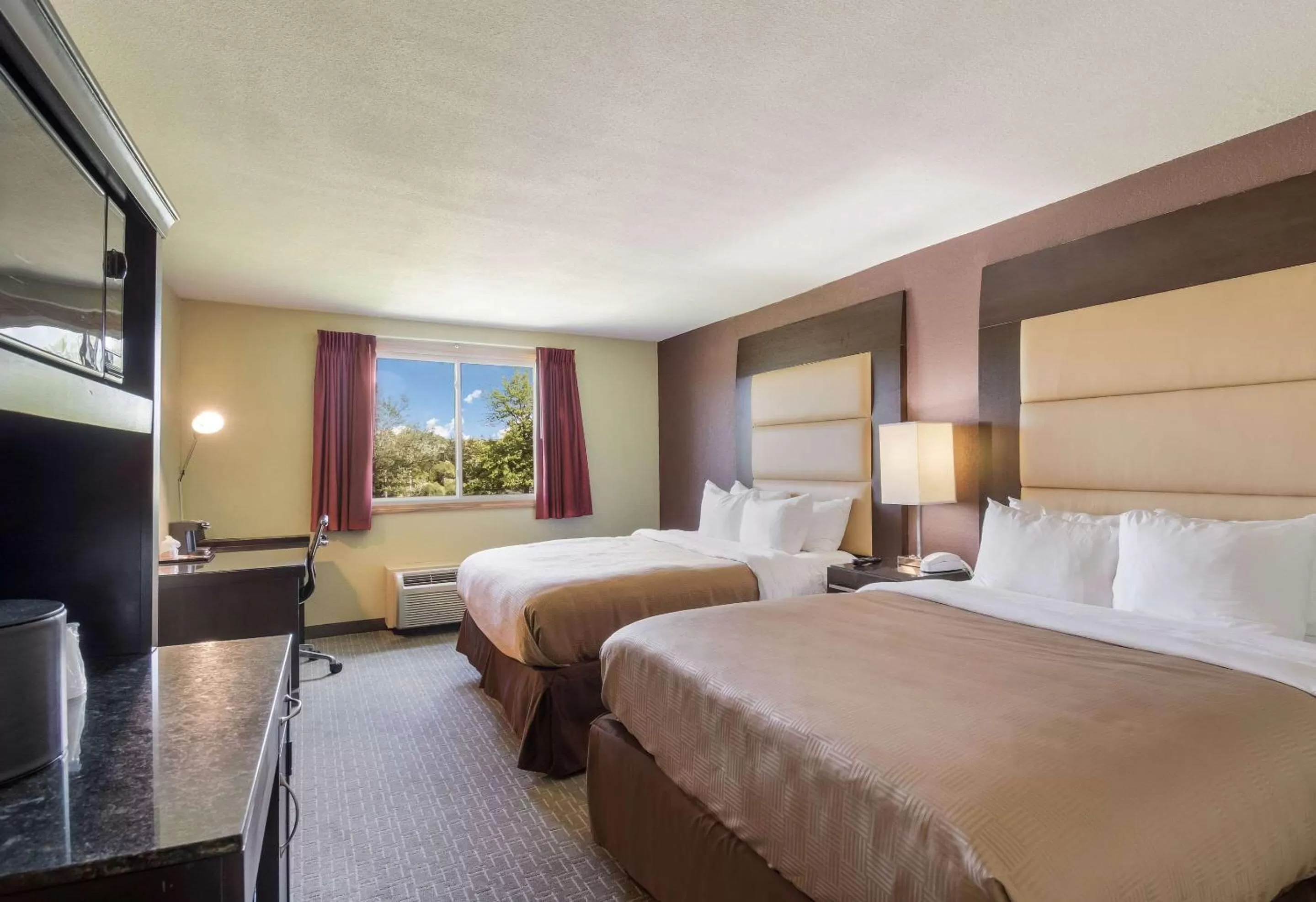 Bedroom, Bed in Clarion Inn