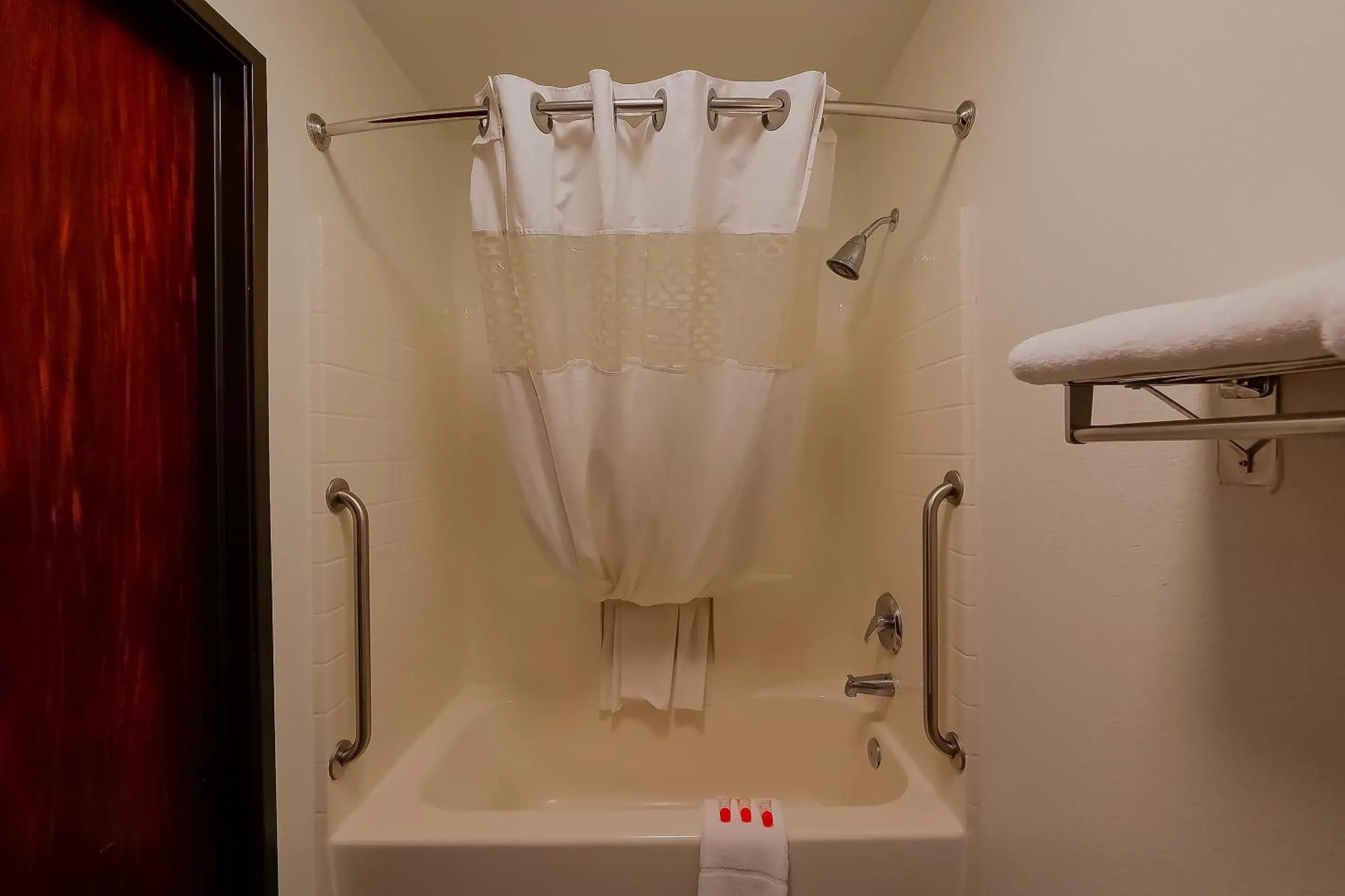 Bathroom in Siletz Bay Beachfront Hotel by OYO Lincoln City