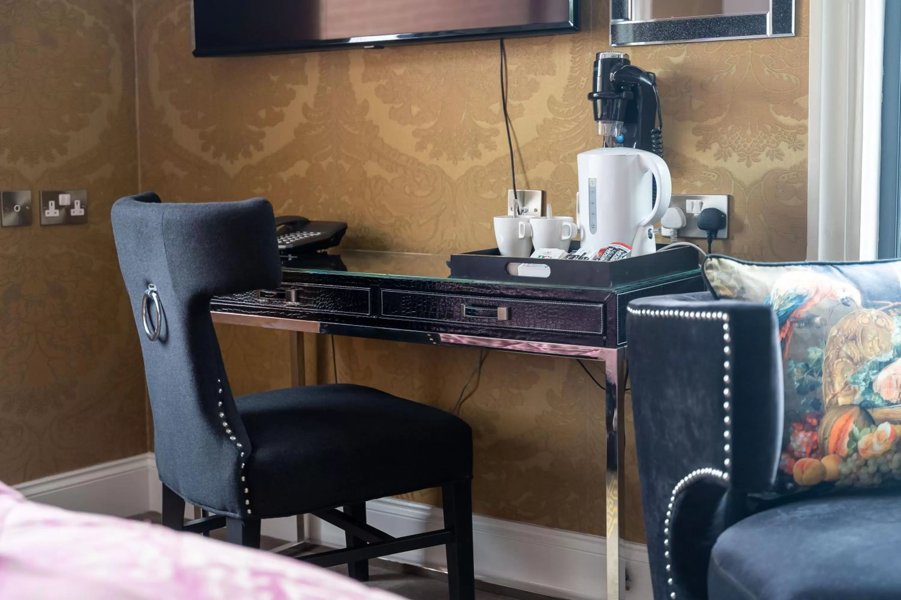 Seating area in Guildford Manor Hotel & Spa