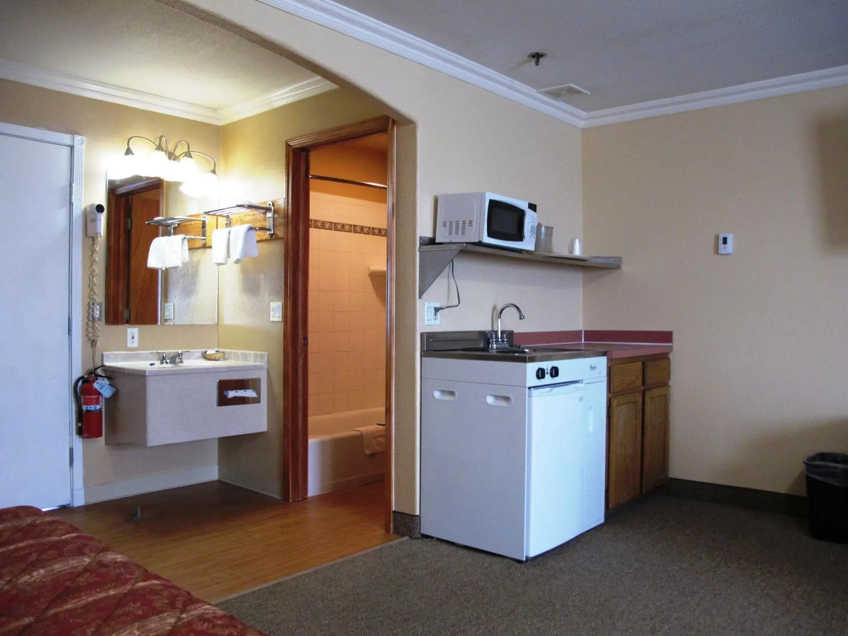 Other, Kitchen/Kitchenette in Merrill Field Inn