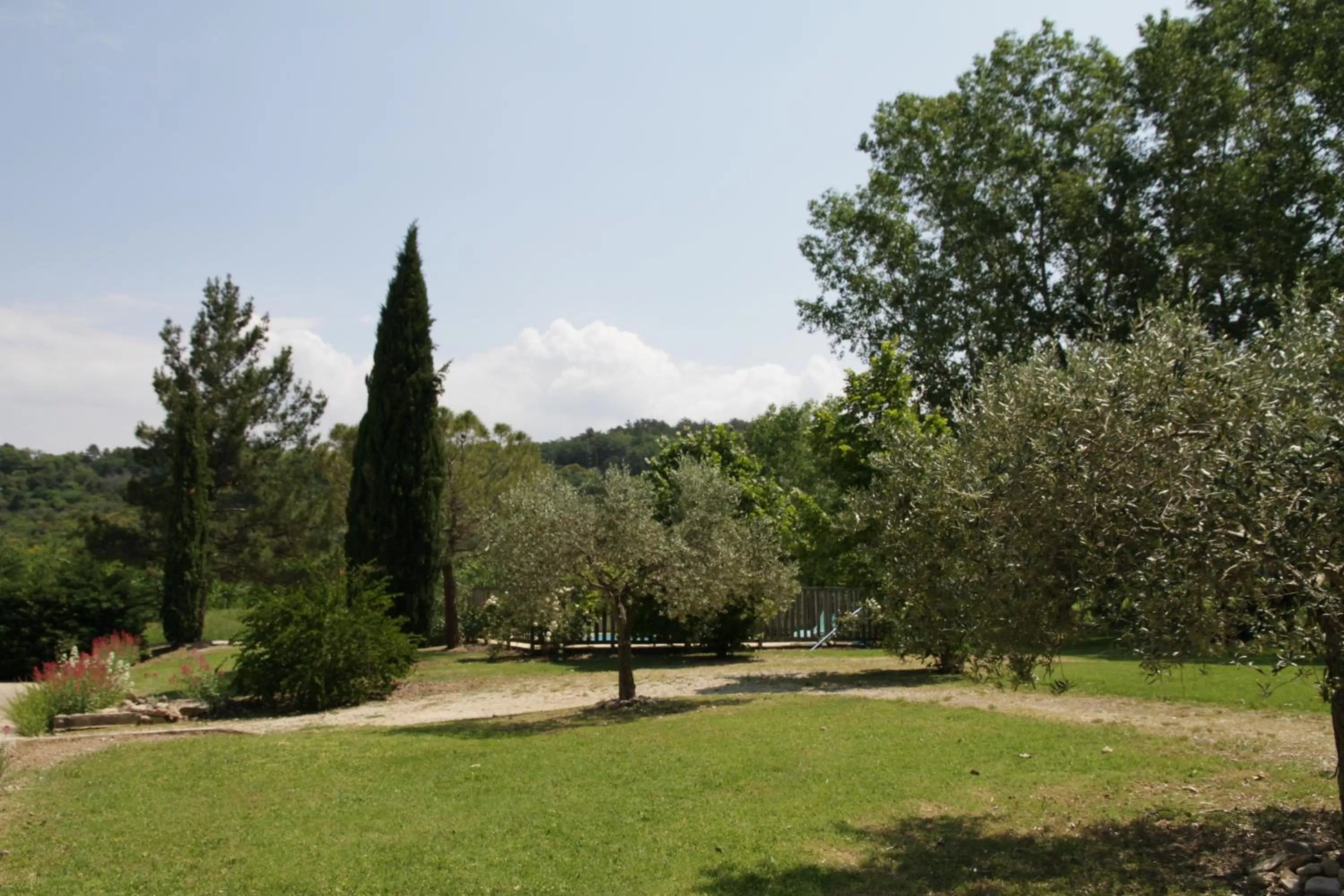 Garden view in Chambres d'Hôtes Aux Tournesols