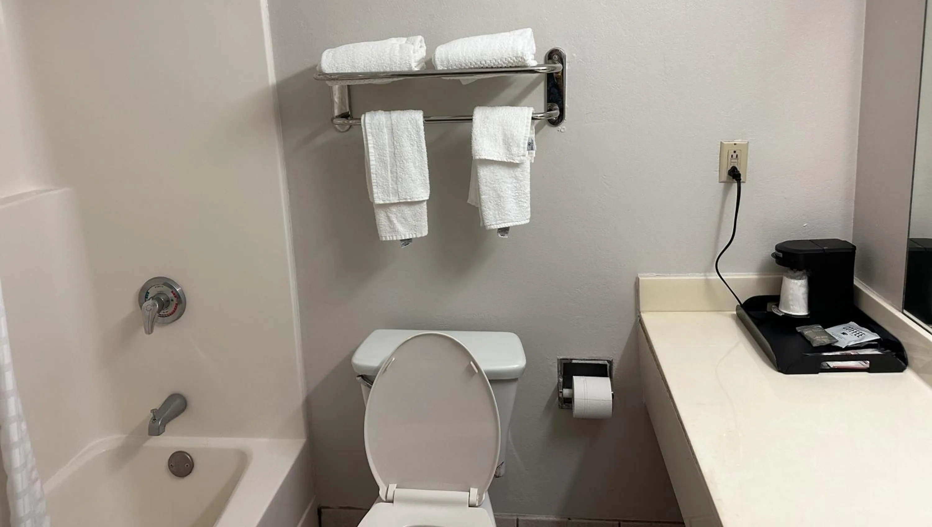 Bathroom in Super Inn & Suites Philadelphia