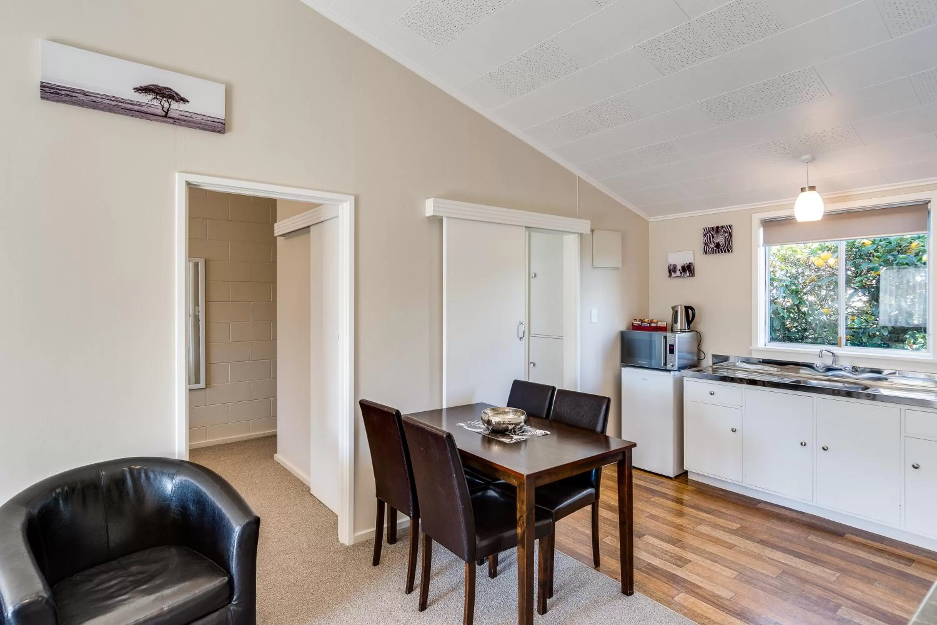 Kitchen or kitchenette in Gardner Court Motel