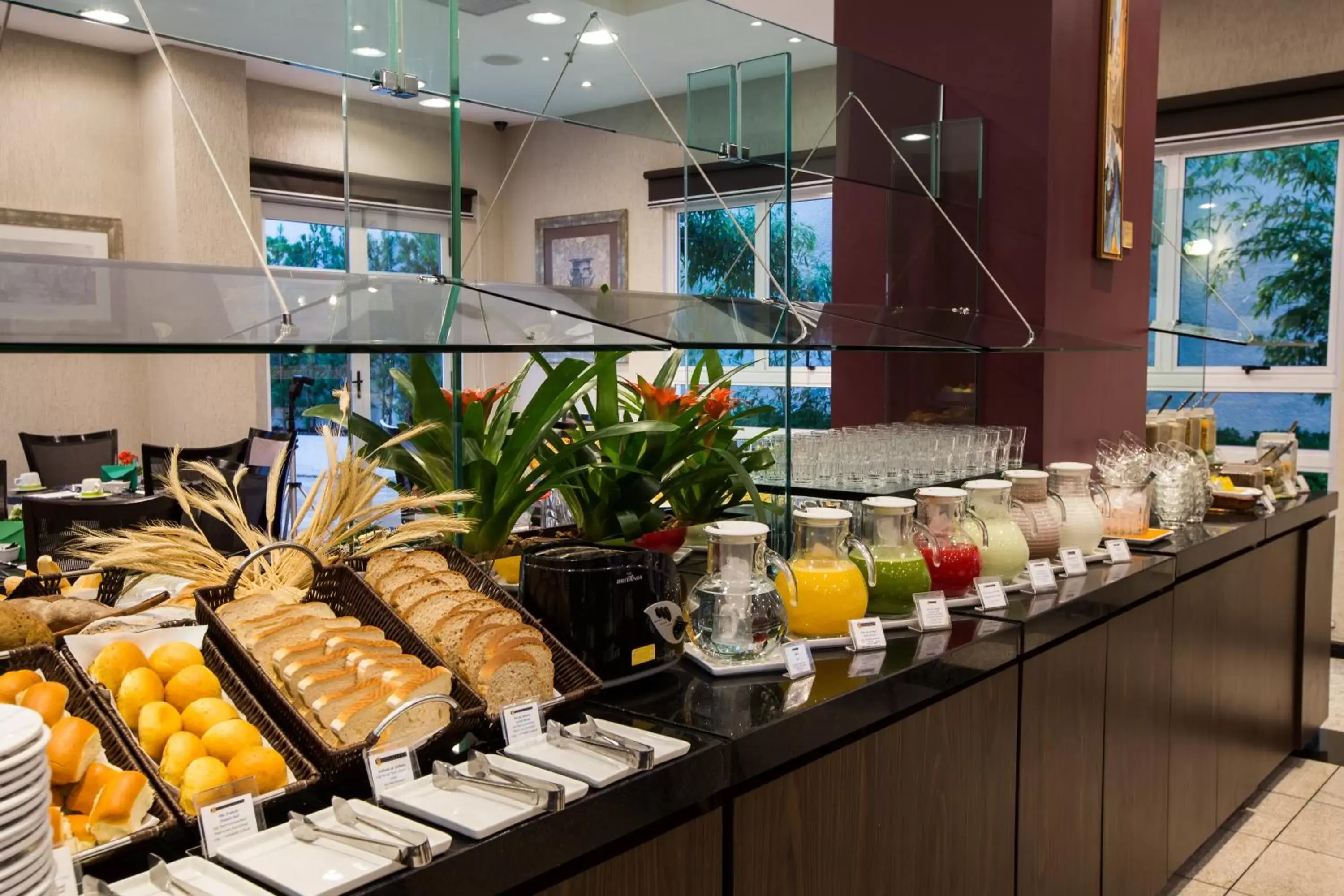 Buffet breakfast in Quality Hotel Curitiba