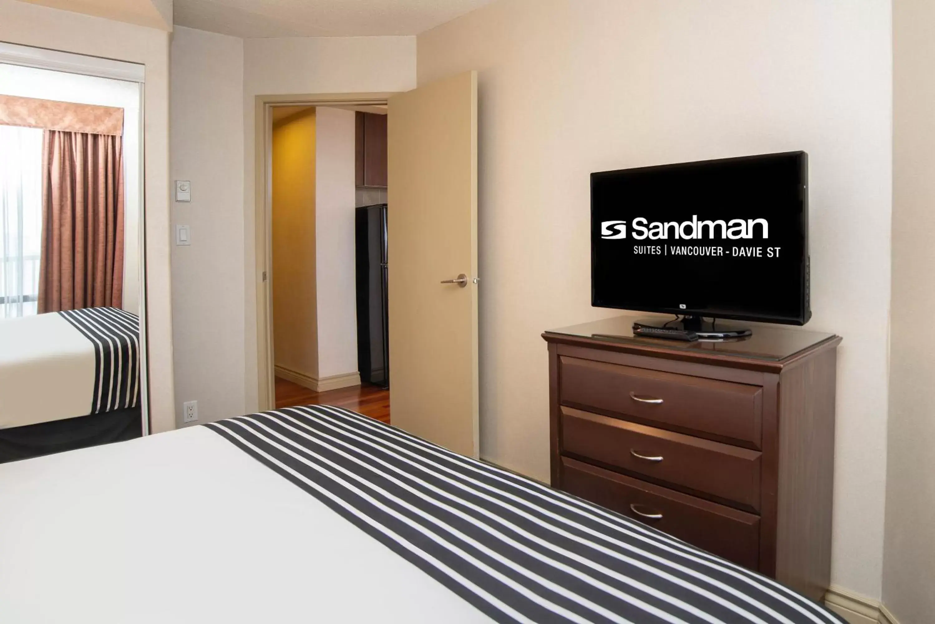 Photo of the whole room, TV/Entertainment Center in Sandman Suites Vancouver on Davie