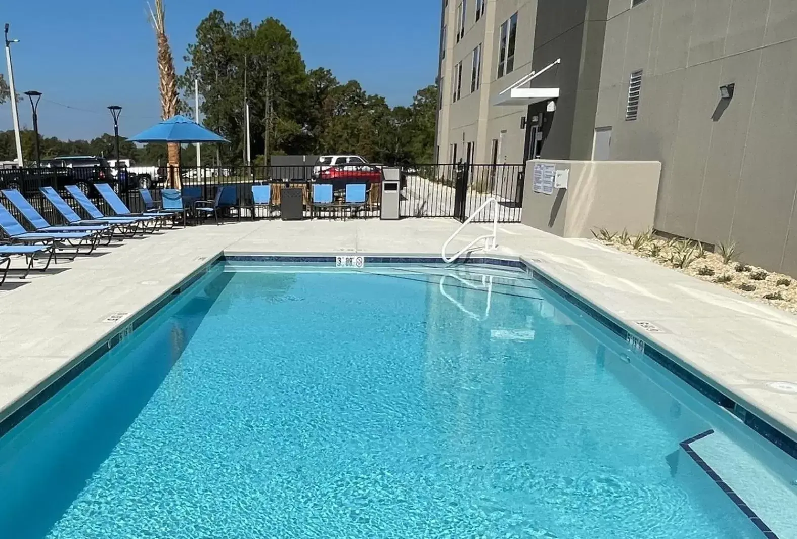 Swimming Pool in La Quinta Inn & Suites by Wyndham Valdosta