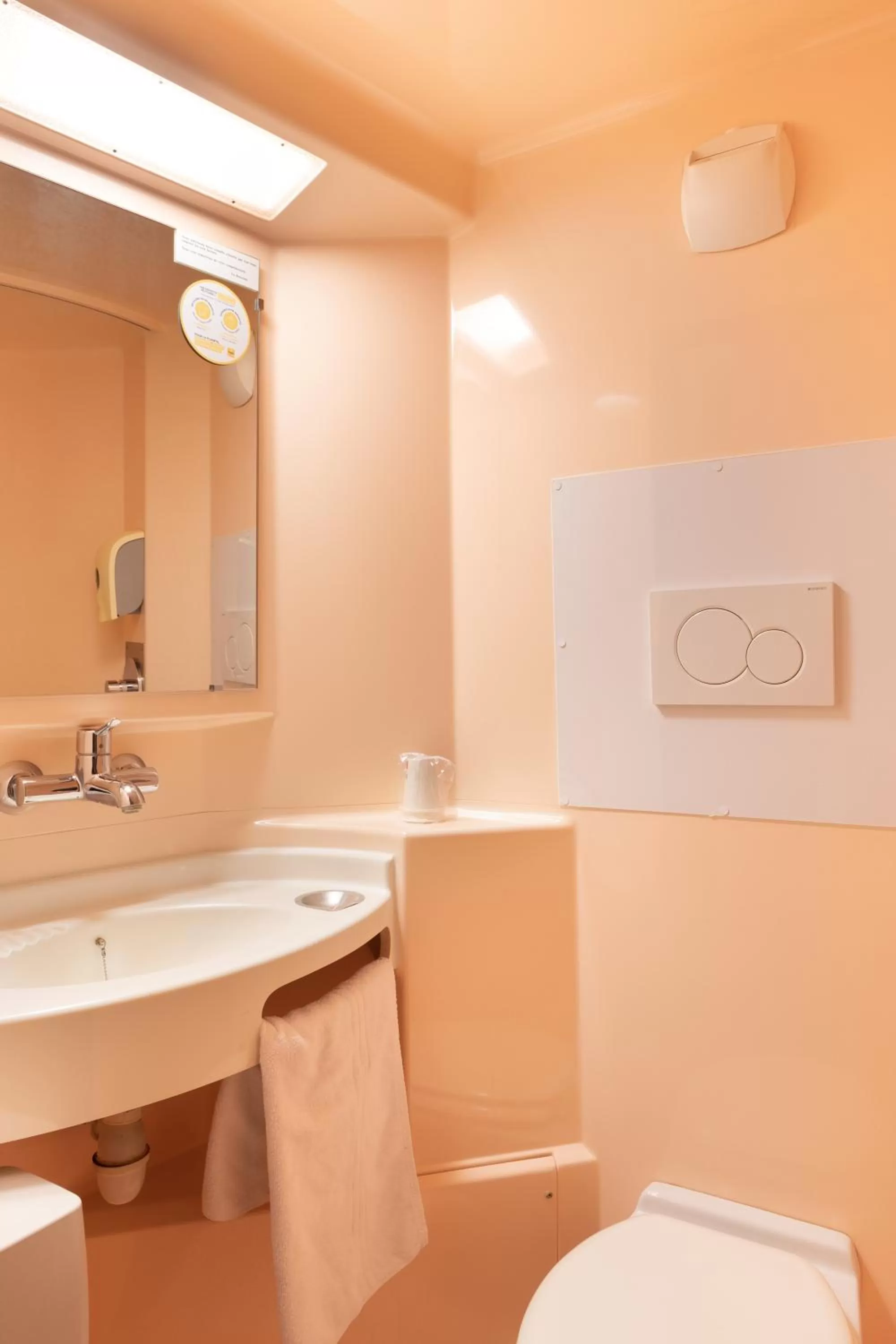 Bathroom in Hotel Fleury Merogis - Ex Premiere Classe Fleury Merogis