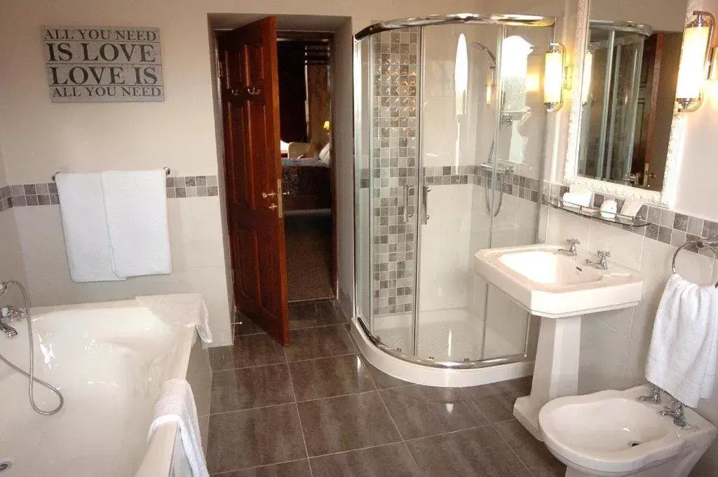 Bathroom in Darnley Lodge Hotel