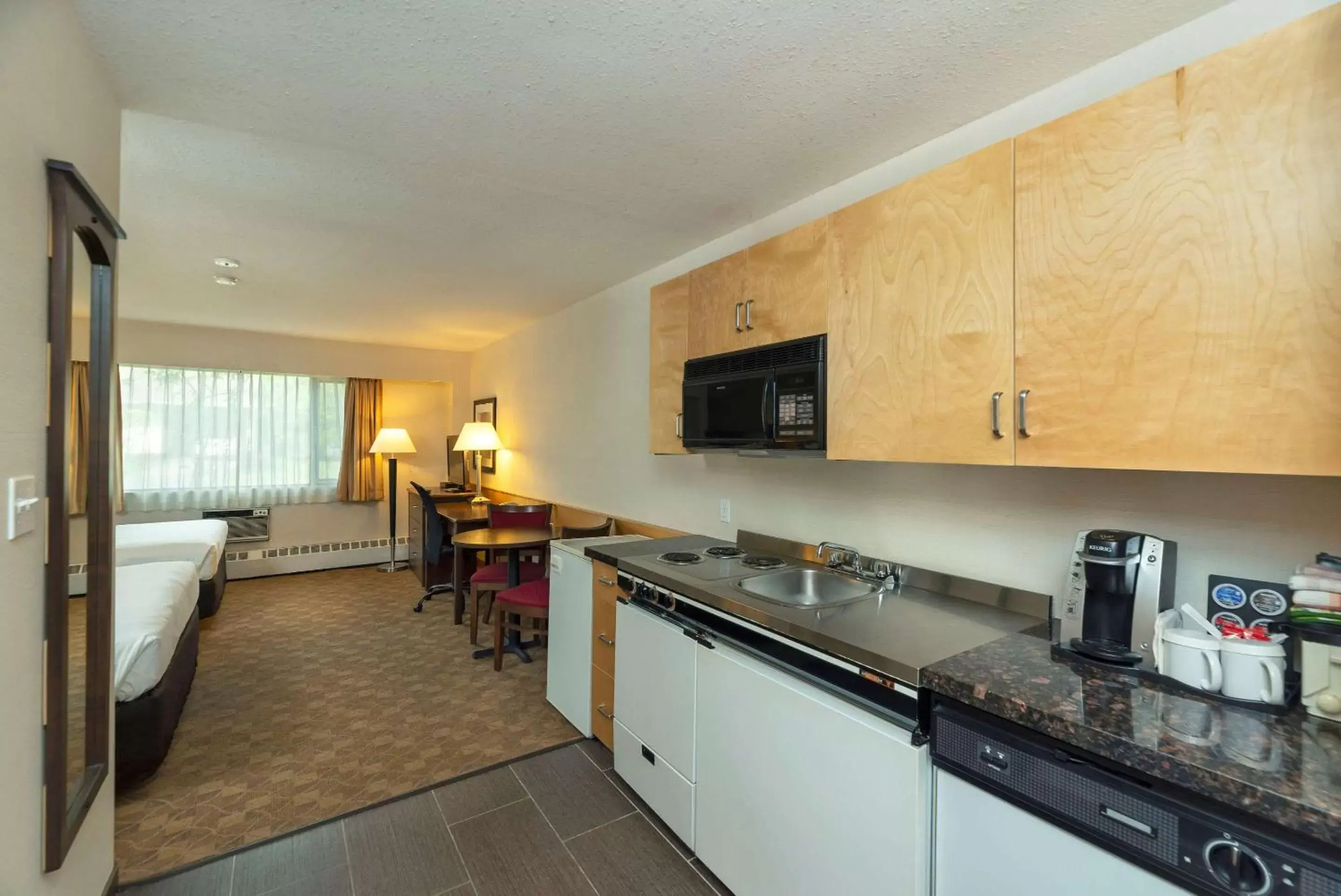 Photo of the whole room, Kitchen/Kitchenette in Quality Inn