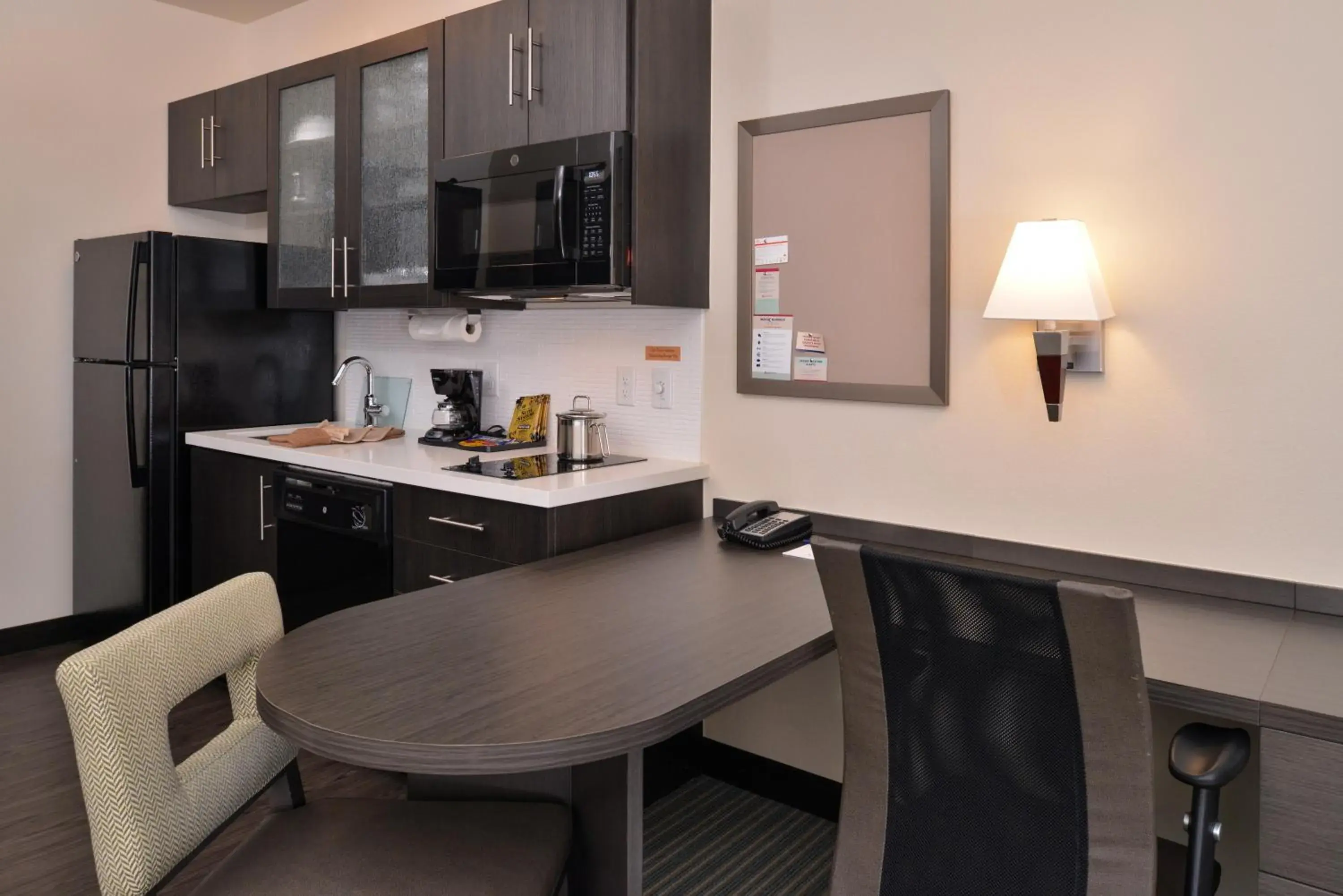 Photo of the whole room, Kitchen/Kitchenette in Candlewood Suites - Austin Airport, an IHG Hotel