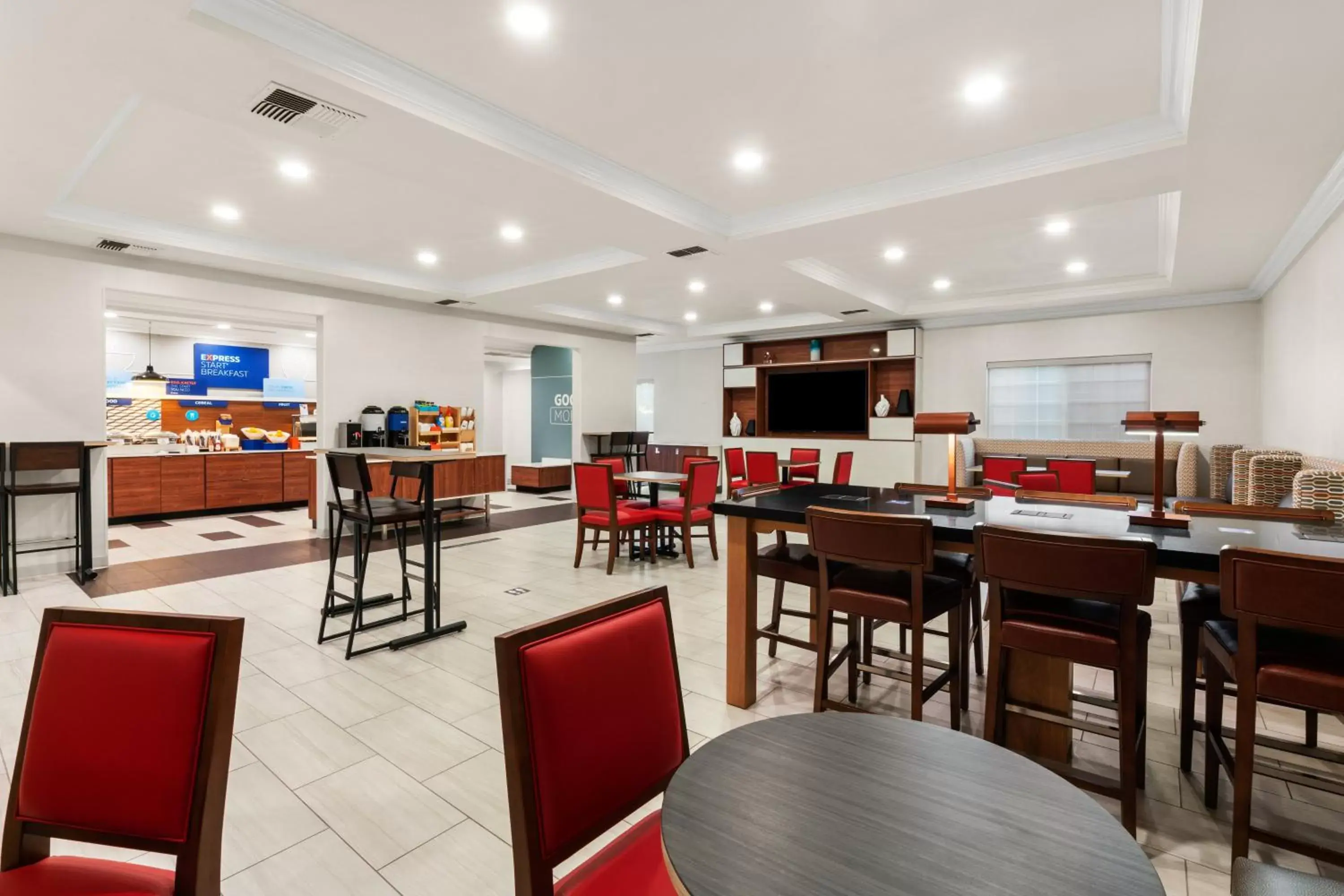 Breakfast, Restaurant/Places to Eat in Holiday Inn Express Hotel & Suites Klamath Falls Central, an IHG Hotel