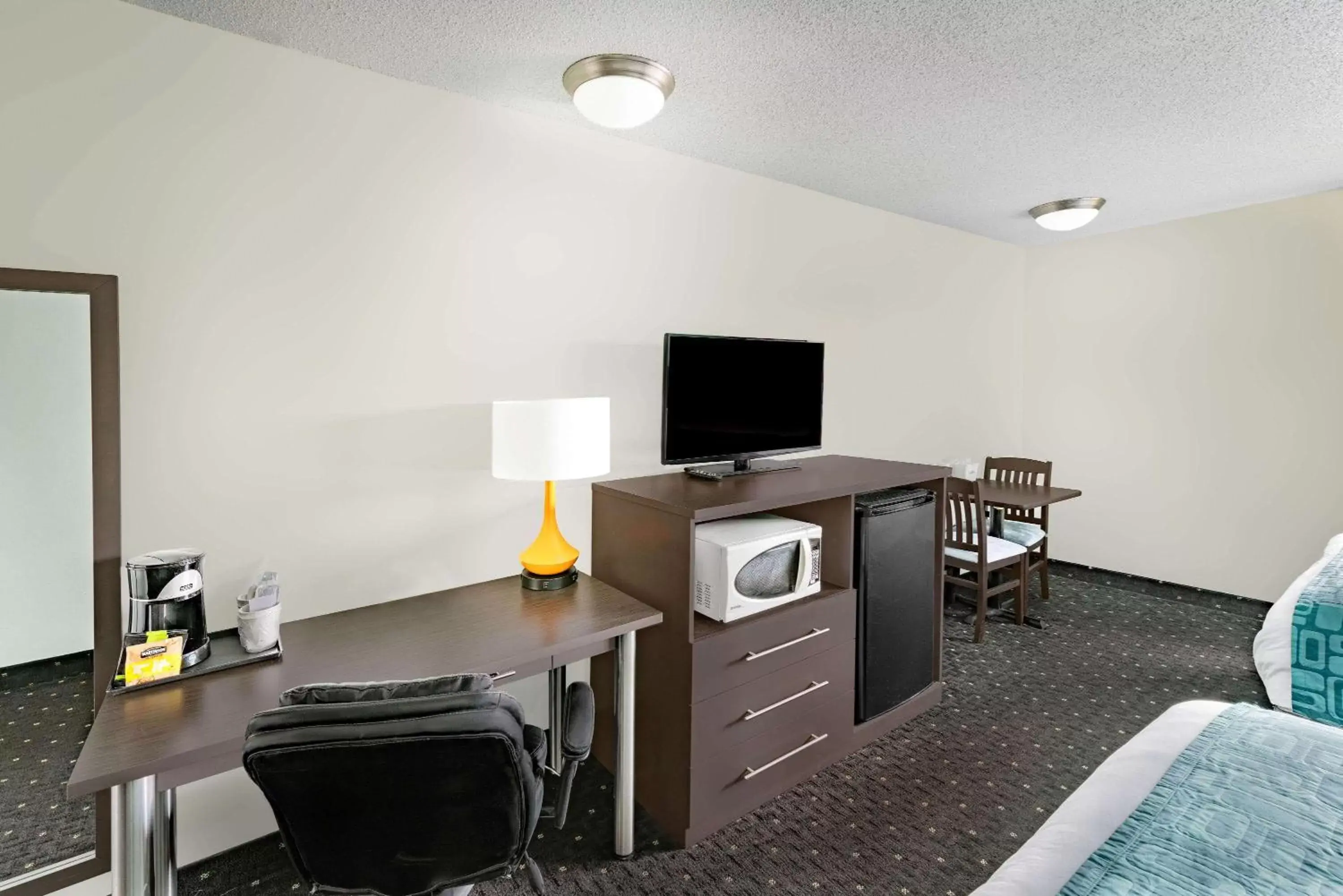 Photo of the whole room, TV/Entertainment Center in Howard Johnson by Wyndham Gananoque