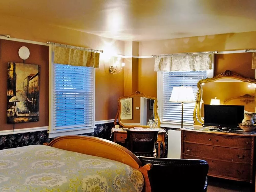 Bed in Cecil Bacon Manor