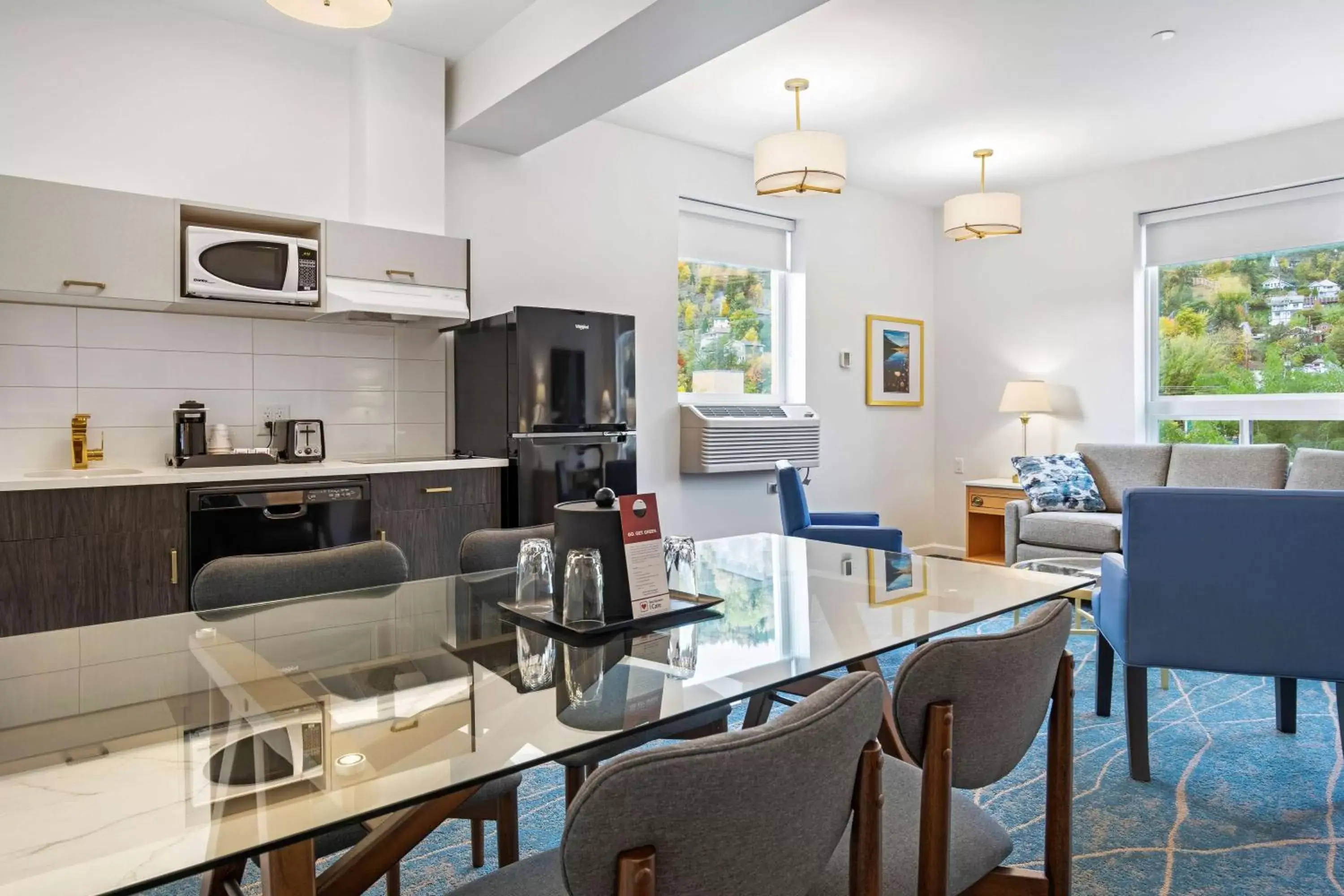 Photo of the whole room, Kitchen/Kitchenette in Crown Columbia Hotel; BW Premier Collection