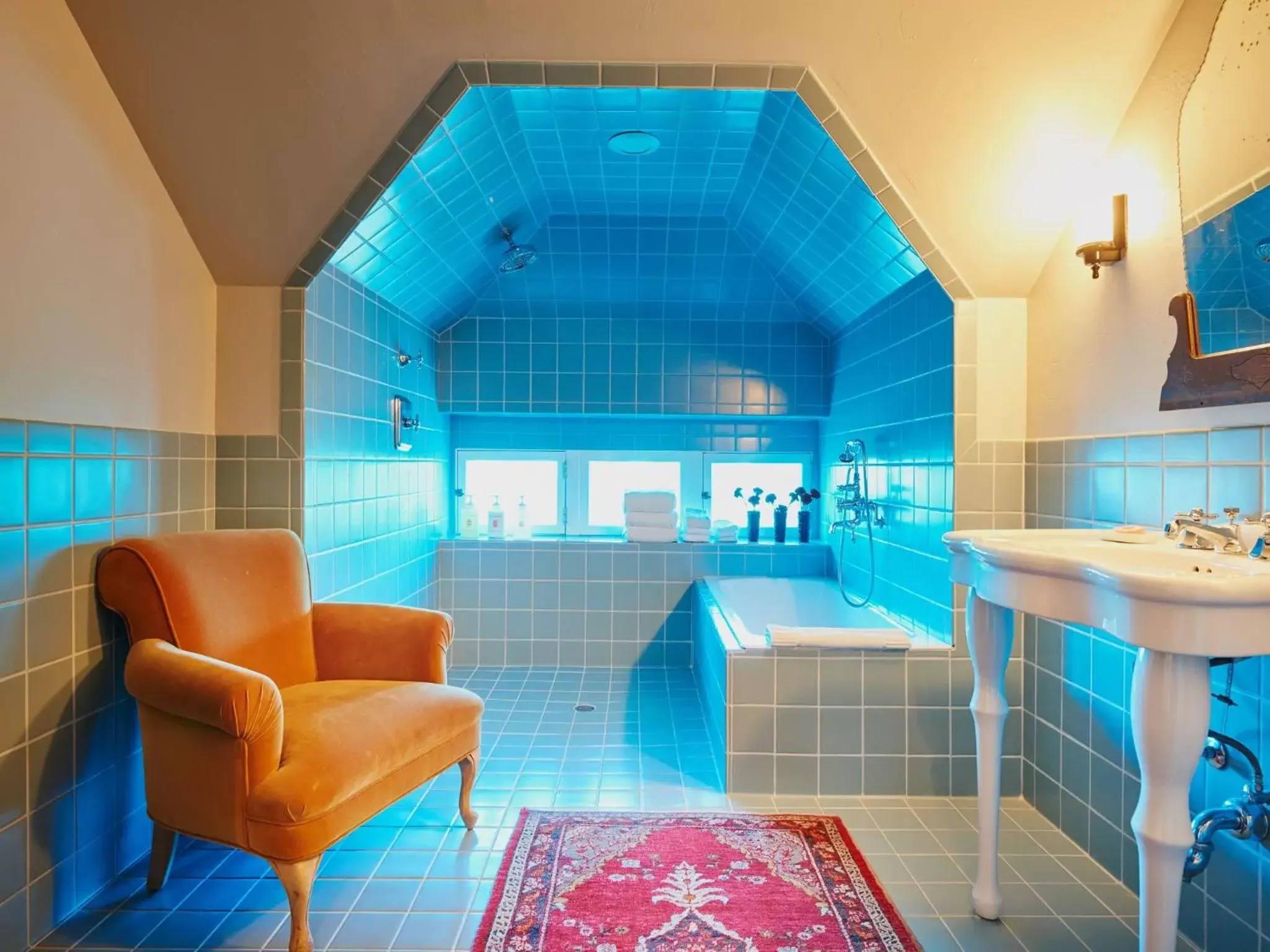Bathroom, Swimming Pool in Hotel Havana