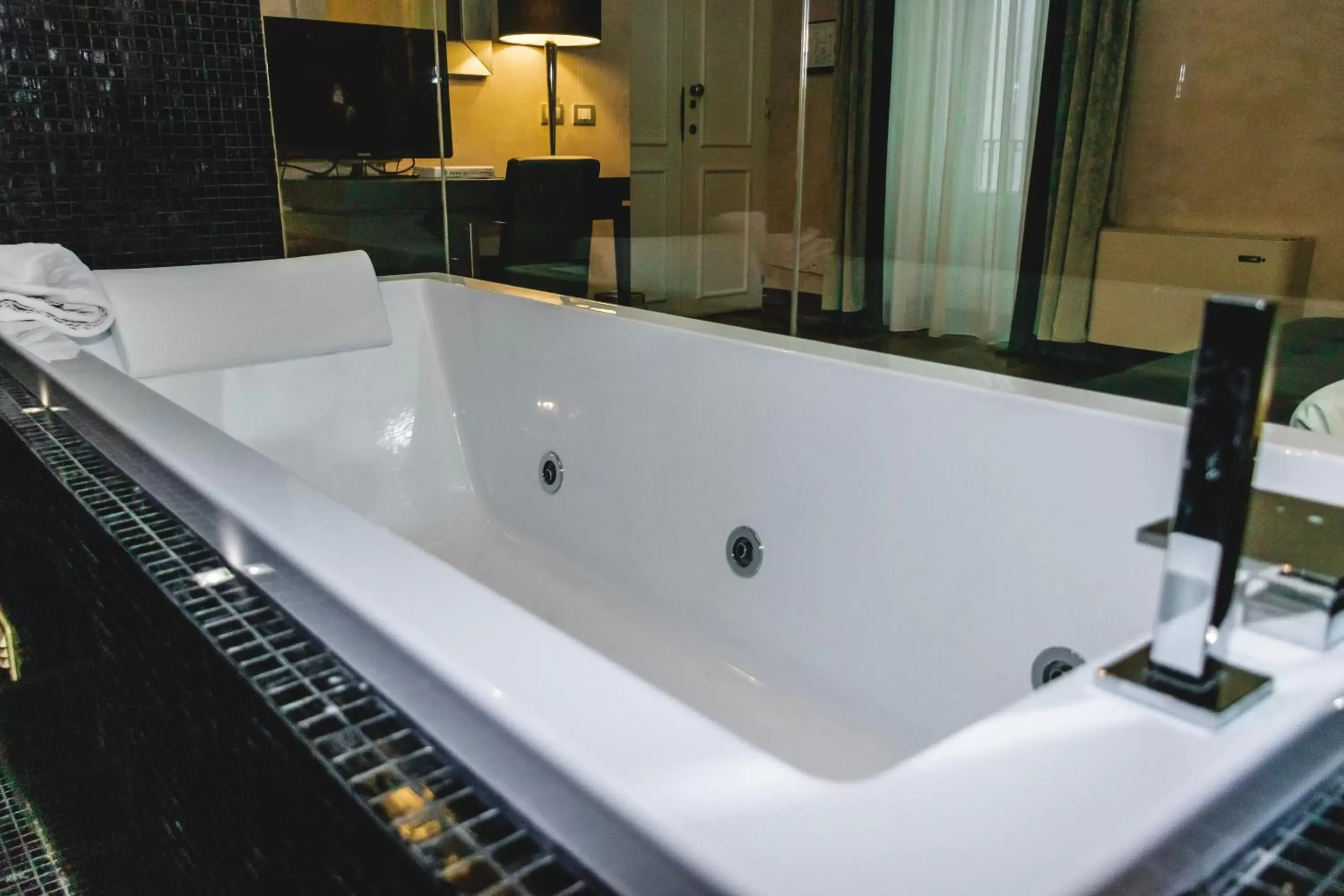 Hot Tub, Bathroom in De Stefano Palace Luxury Hotel