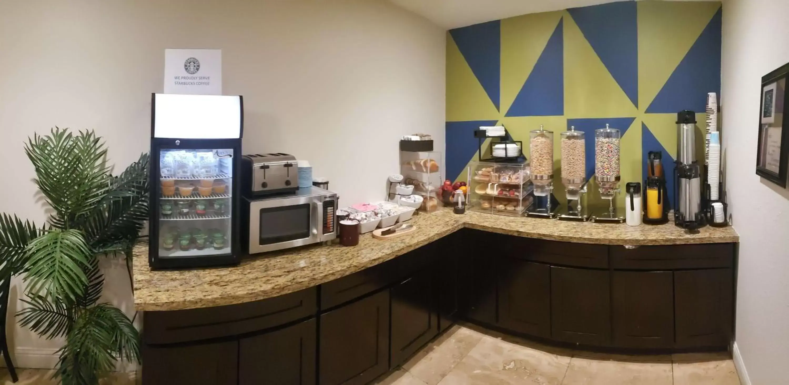 Restaurant/places to eat, Kitchen/Kitchenette in SureStay Hotel by Best Western Vallejo Napa Valley