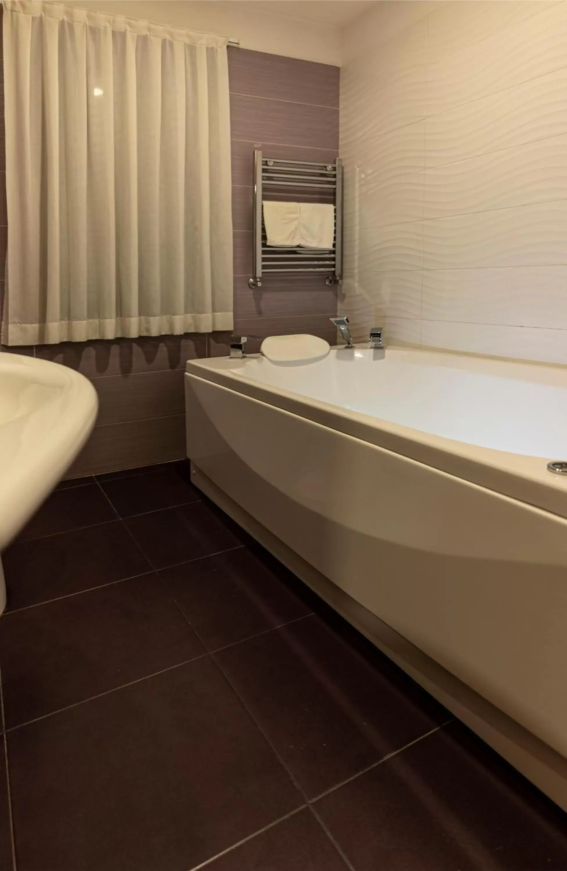Hot Tub, Bathroom in Hotel Smeraldo