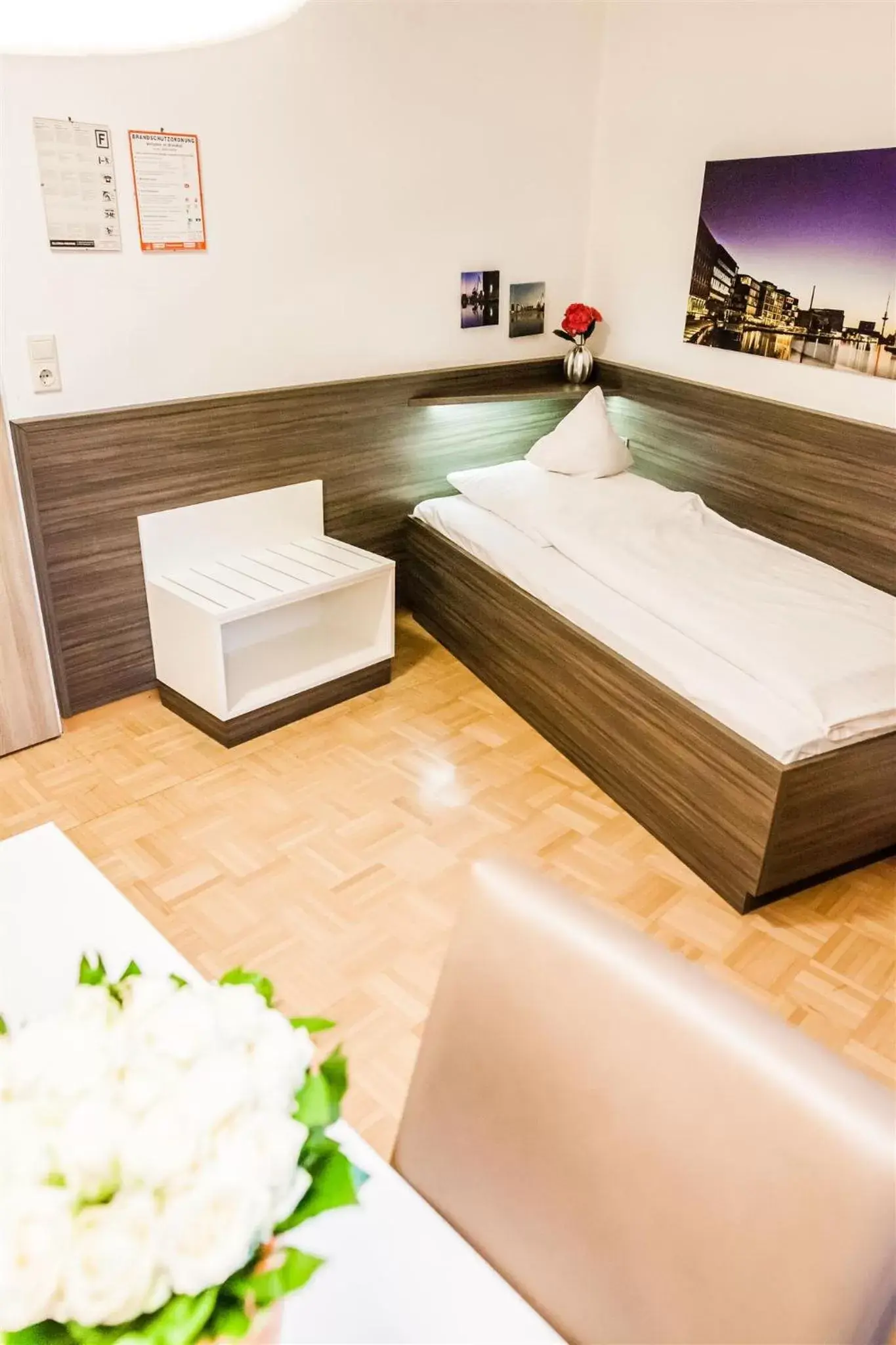 Single Room with Private Bathroom in Hotel Martinihof Single Room with Private Bathroom in Hotel Martinihof