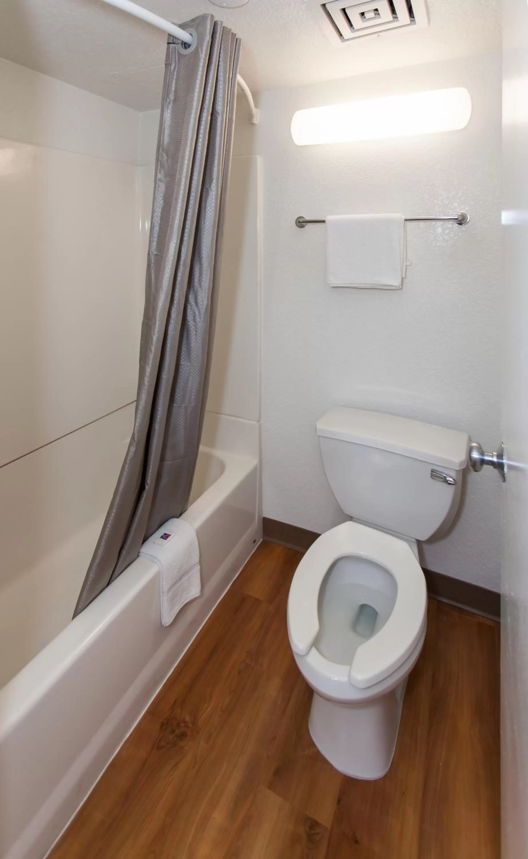 Bathroom in Motel 6-Los Angeles, CA - Los Angeles - LAX