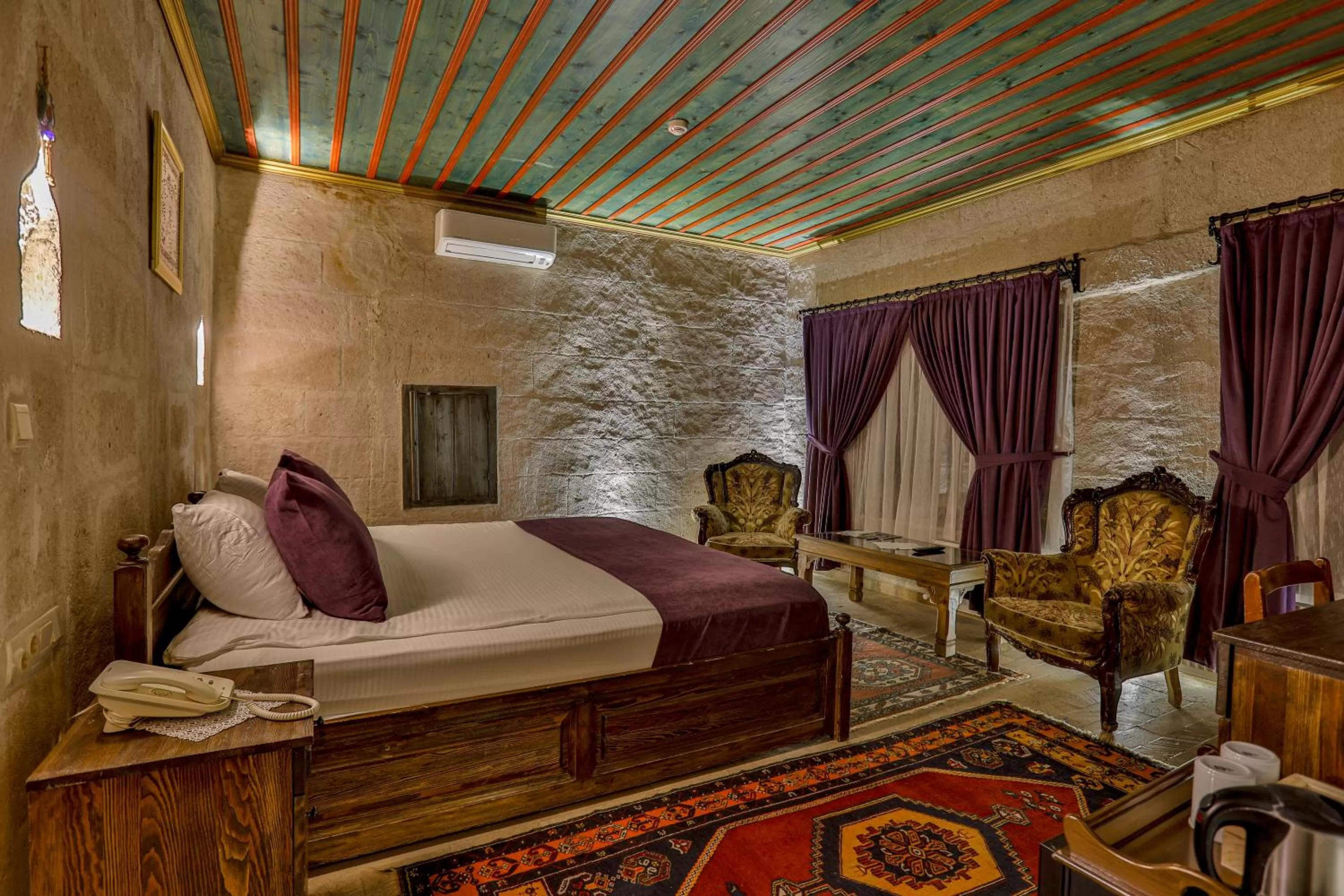 Seating area, Bed in Hidden Cave Hotel