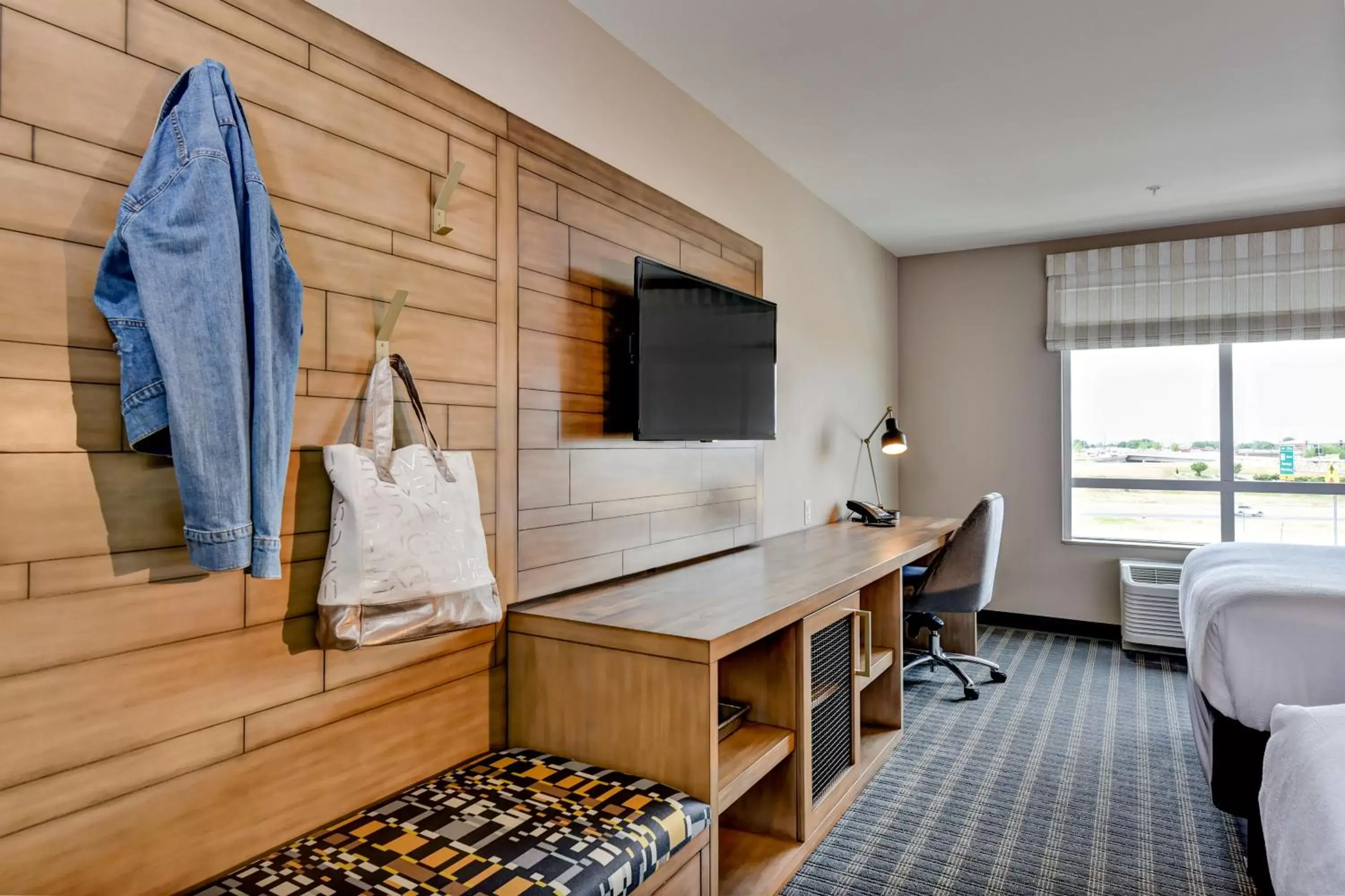 King Room - Hearing Accessible - Roll-in Shower in Holiday Inn - Nampa by IHG King Room - Hearing Accessible - Roll-in Shower in Holiday Inn - Nampa by IHG