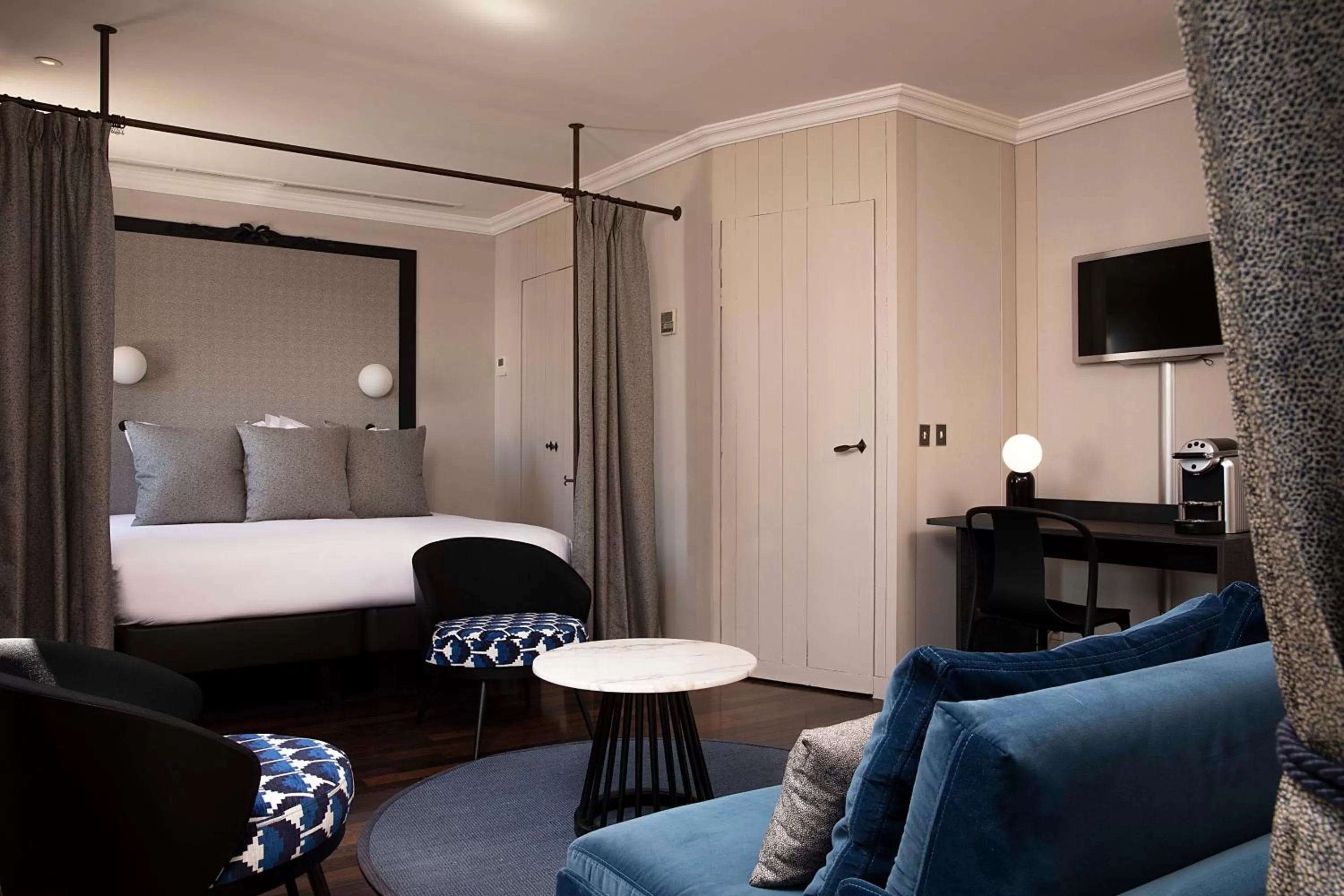 Photo of the whole room, Bed in Hôtel Elysées Régencia