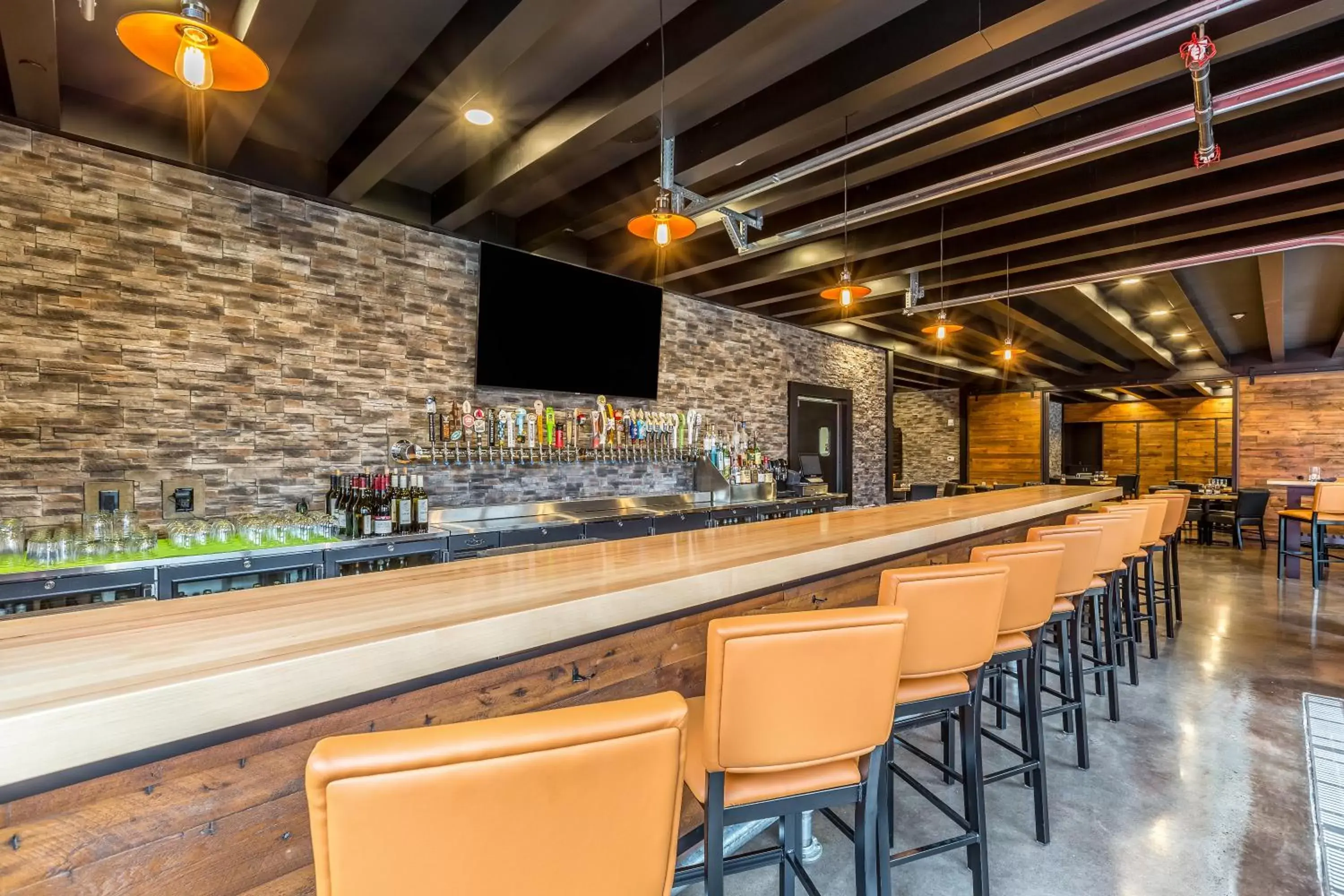 Alcoholic drinks, Restaurant/Places to Eat in Cobblestone Hotel & Suites - Stevens Point