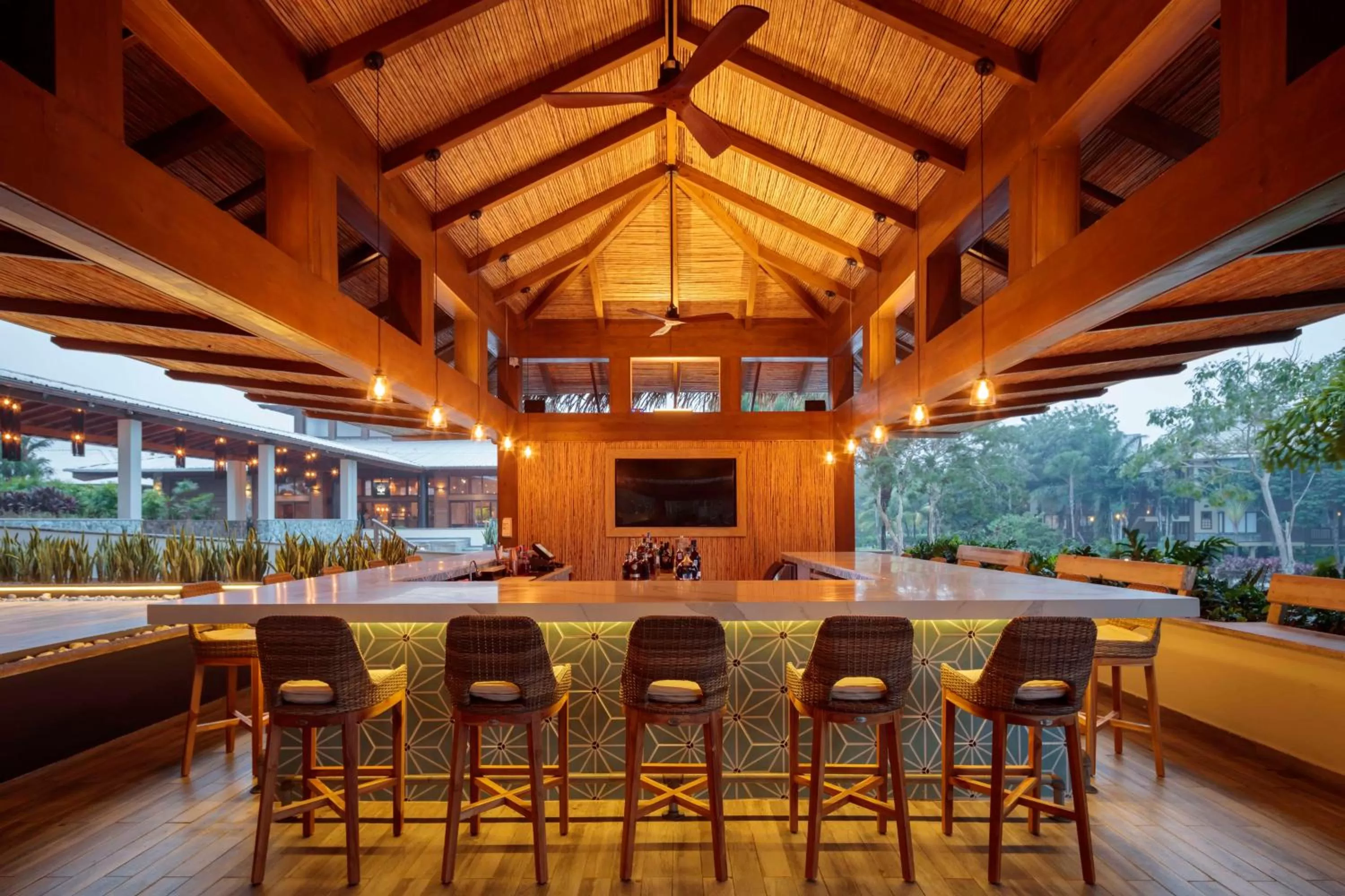 Lounge or bar in Indura Beach & Golf Resort Curio Collection By Hilton