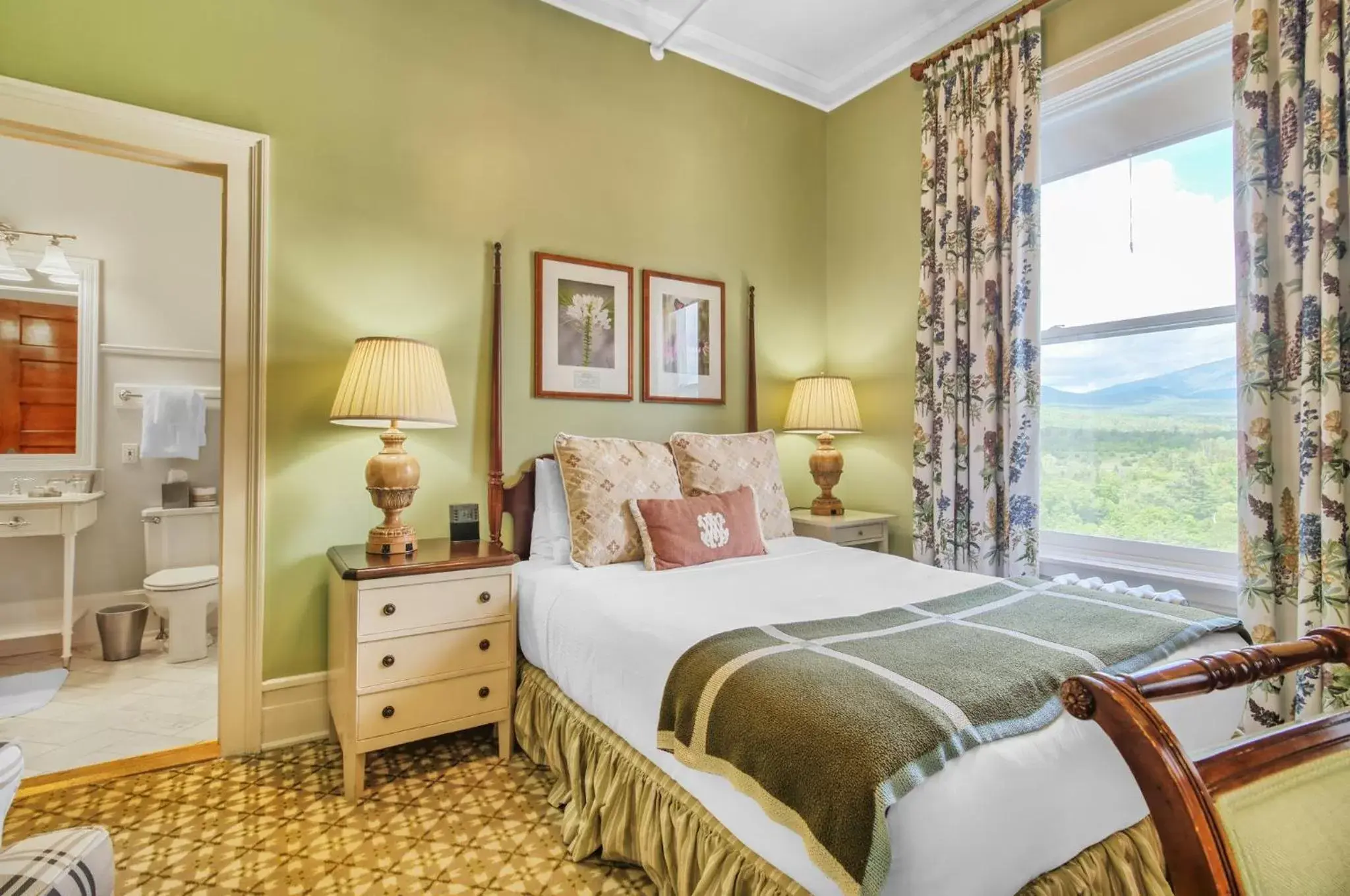 Photo of the whole room, Bed in Omni Mount Washington Resort