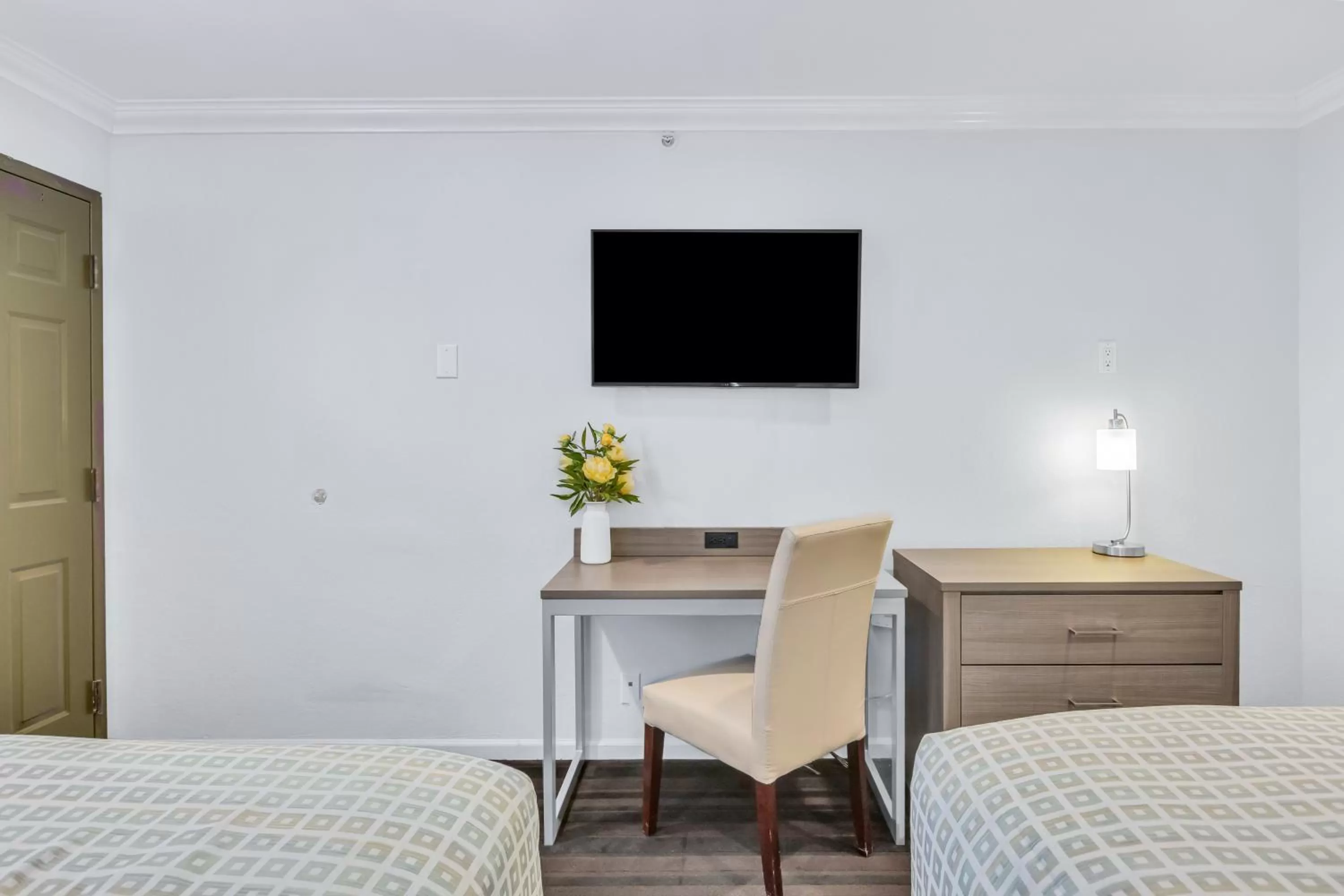 Bed in Napa Valley Hotel & Suites