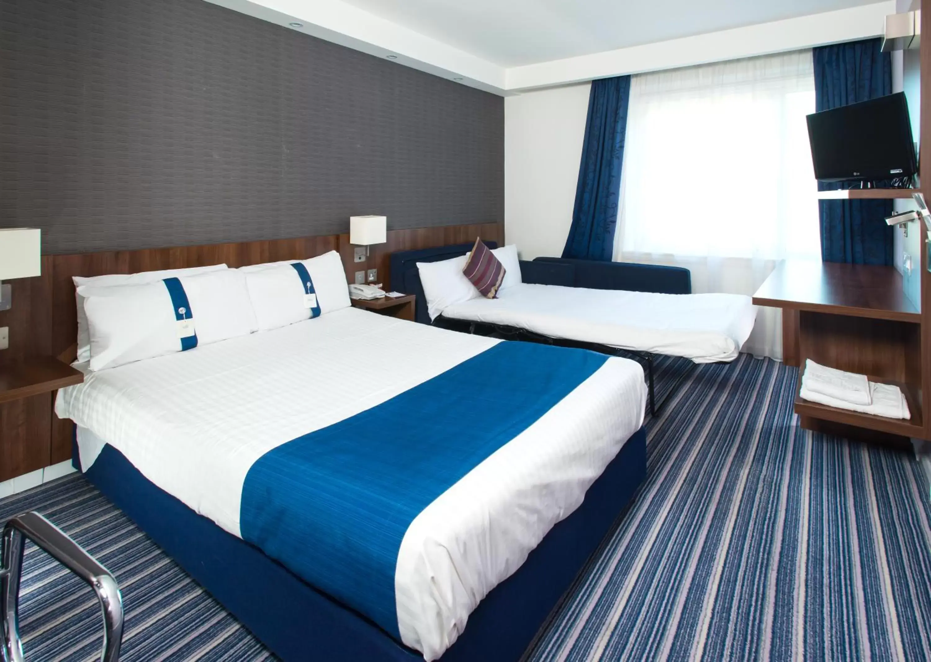 Photo of the whole room, Bed in Holiday Inn Express Cambridge Duxford M11 Jct 10, an IHG Hotel