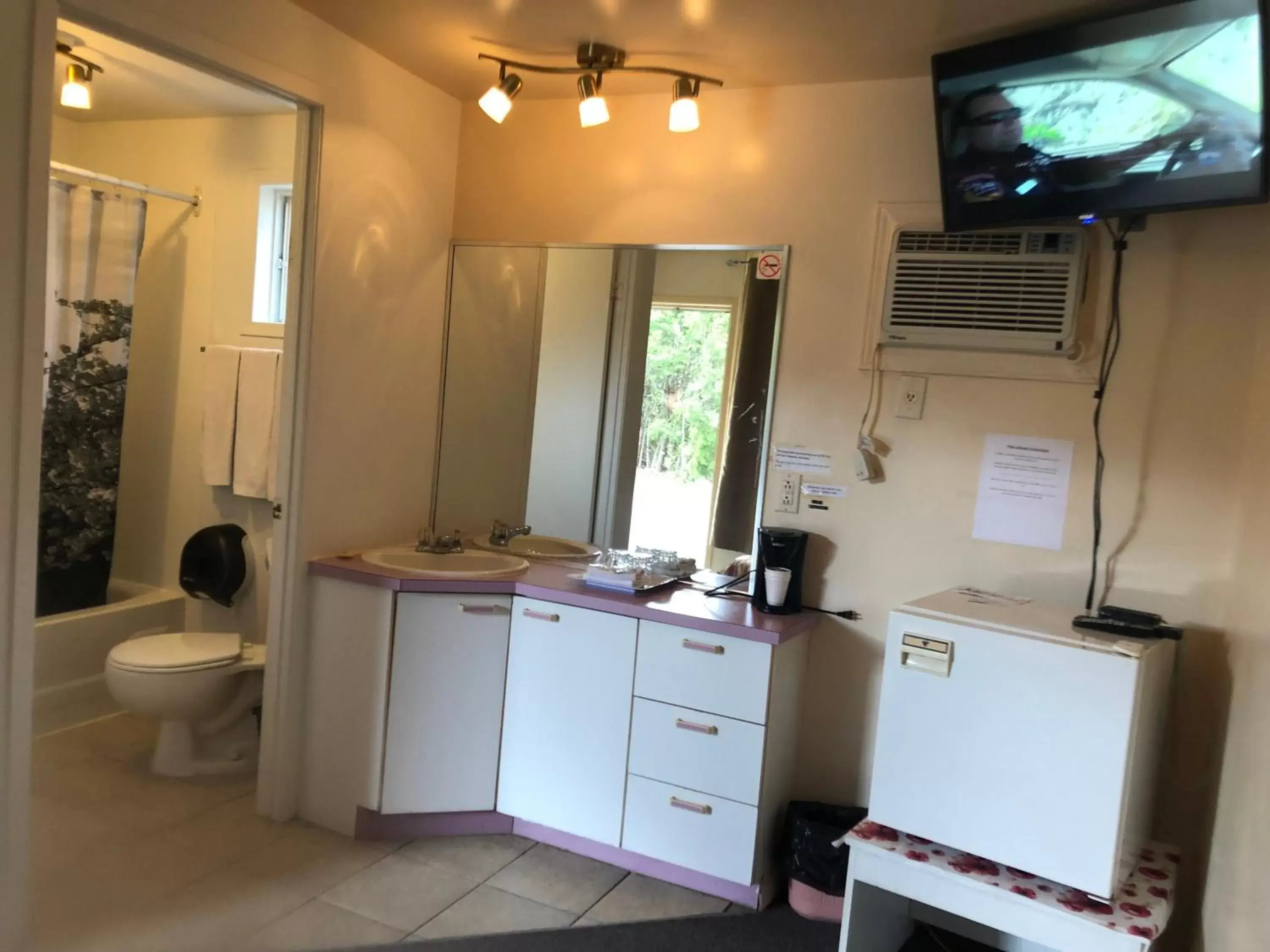 Kitchen/Kitchenette in Motel Le Voyageur