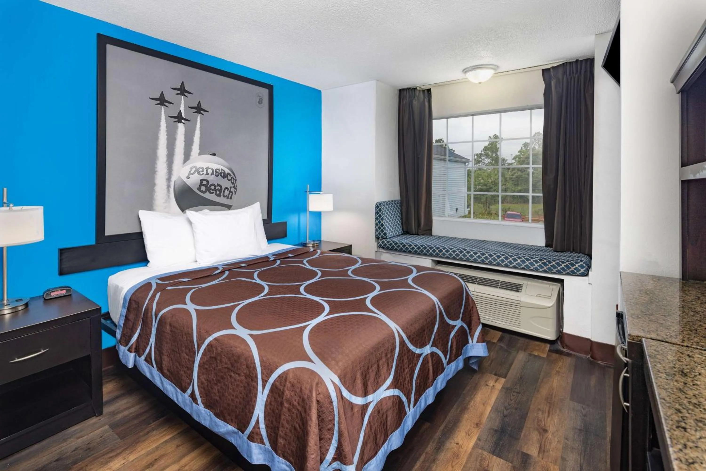 Photo of the whole room, Bed in Super 8 by Wyndham Pensacola