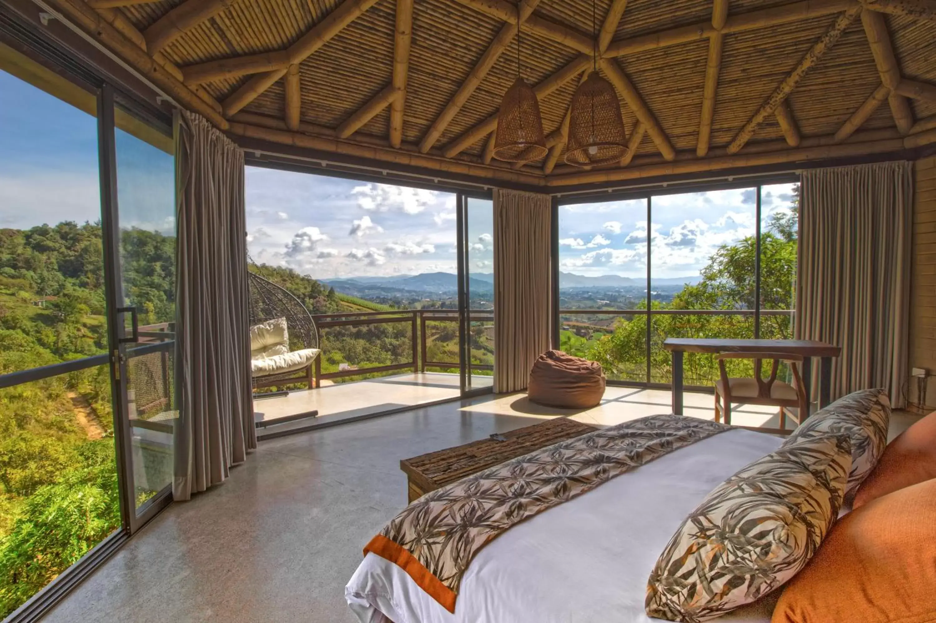 Bedroom, Mountain View in Cannua Lodge