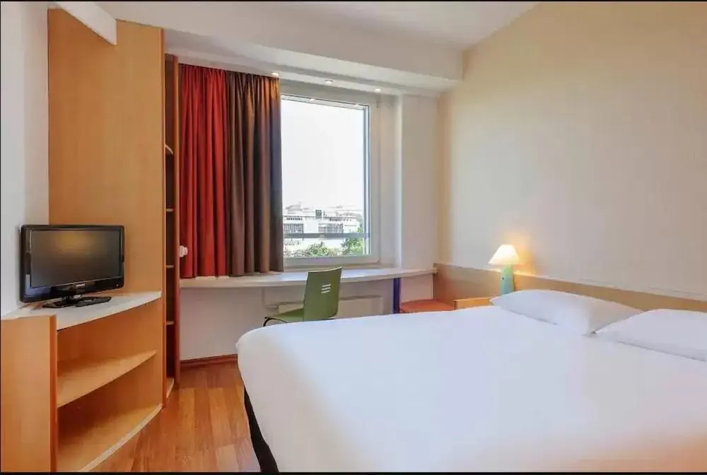 Photo of the whole room, Bed in ibis Berlin City Potsdamer Platz