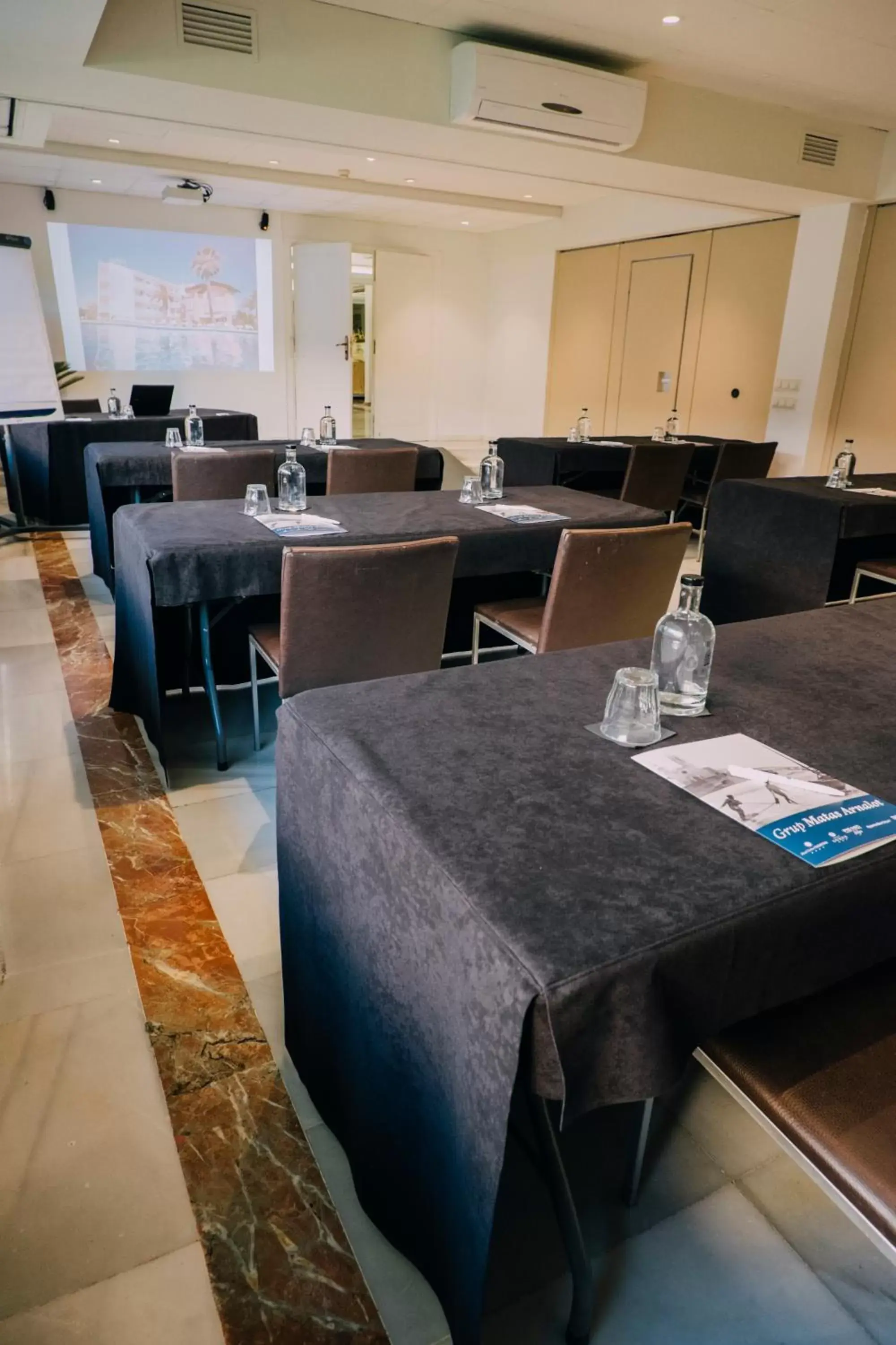 Meeting/conference room, Restaurant/Places to Eat in Hotel Subur Maritim